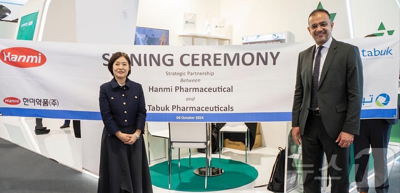 한미약품그룹 임주현 부회장과 타북 CEO 이스마일 쉐하다가 공식 사이닝 세레머니를 진행한 뒤 기념사진을 촬영하고 있다(한미약품그룹 제공)