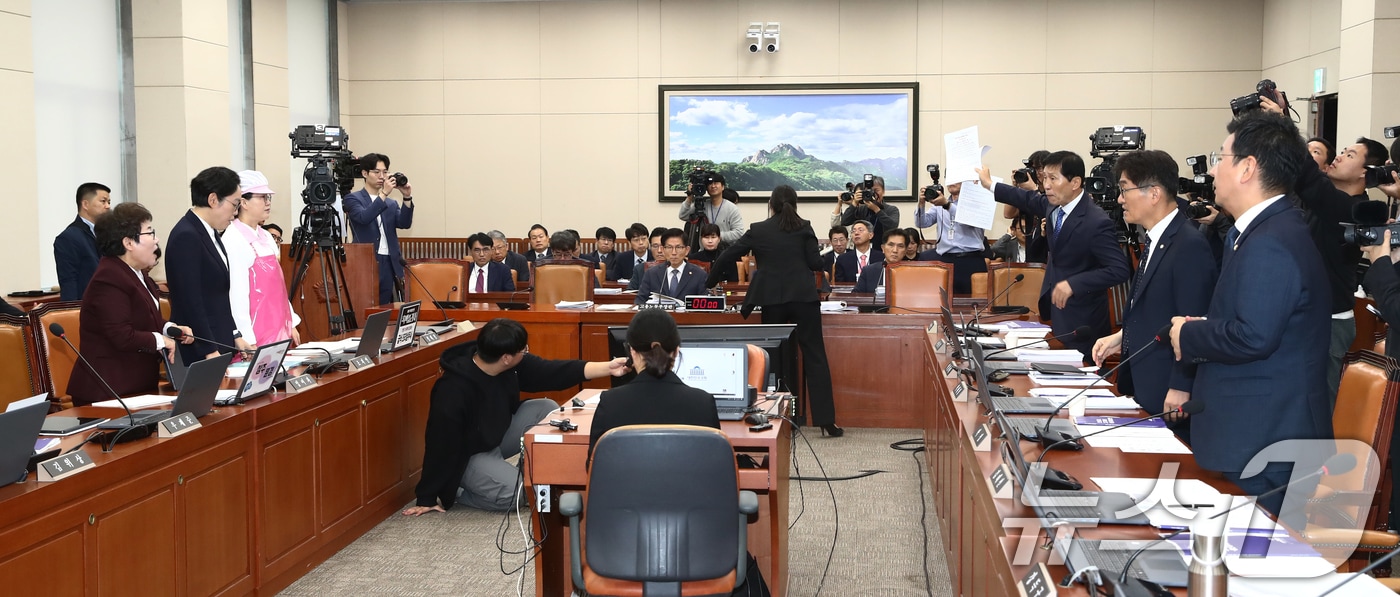 10일 오전 서울 여의도 국회에서 열린 환경노동위원회의 고용노동부에 대한 국정감사에서 여야 의원들이 김문수 고용노동부장관의 후보자 청문회 당시 논란이 됐던 '역사관'과 관련해 설전을 벌이고 있다. 2024.10.10/뉴스1 ⓒ News1 이광호 기자