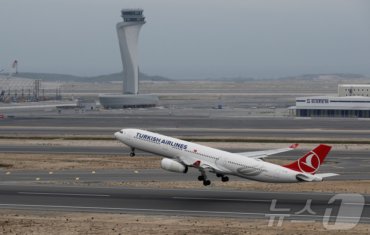 튀르키예 이스탄불 공항에서 이륙하고 있는 터키항공 여객기. 2019.04.06 ⓒ 로이터=뉴스1 ⓒ News1 김지완 기자