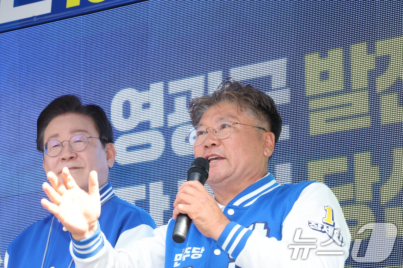 장세일 더불어민주당 영광군수 후보가 지난 2024년 10월 10일 전남 영광군청앞 유세현장에서 이재명 당시 당대표와 함께 지지를 호소하고. 2024.10.10 ⓒ 뉴스1 김태성 기자