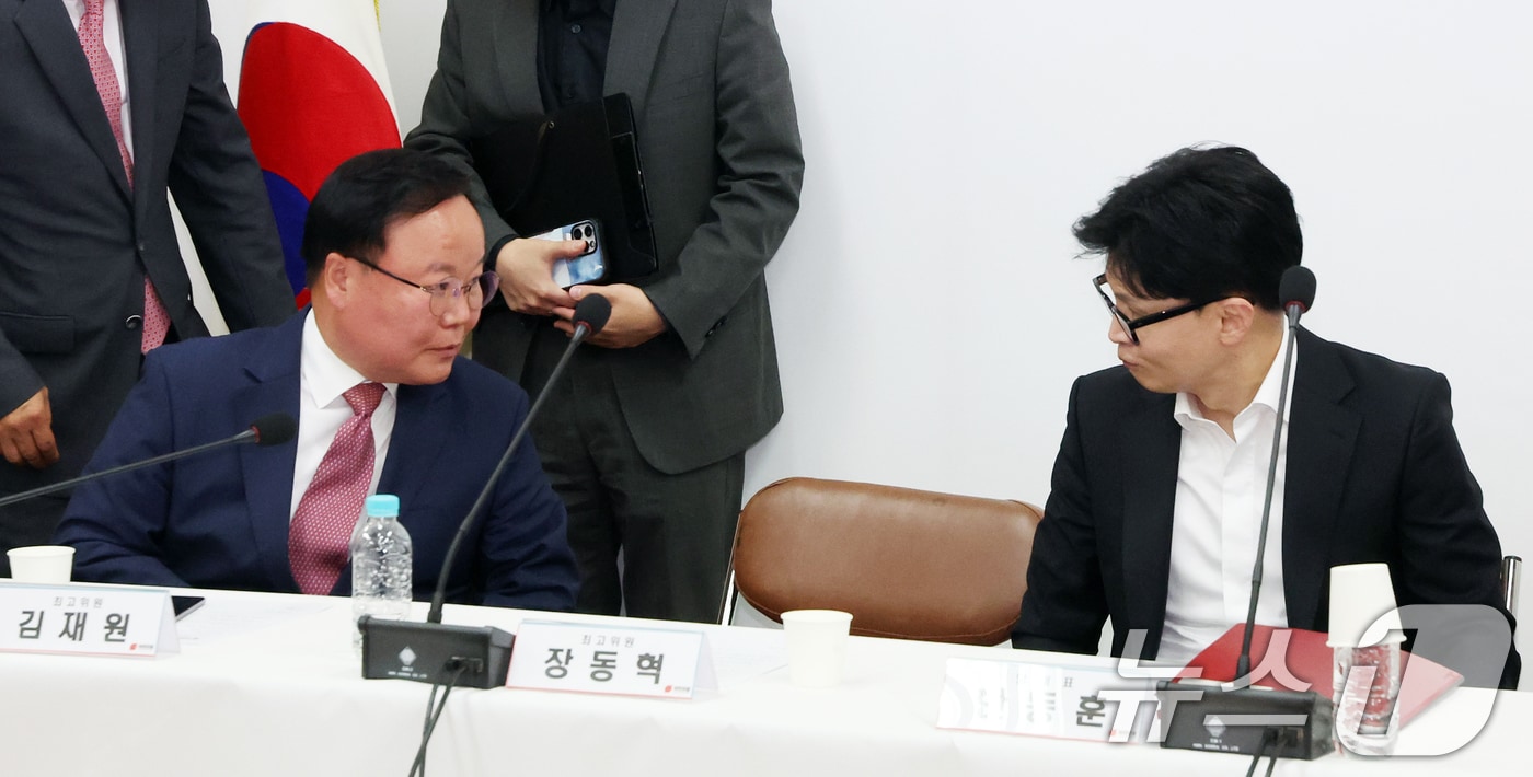 2024년 10월 10일 당시 한동훈 국민의힘 대표와 김재원 최고위원이 인천시 강화군 강화문화원에서 열린 현장최고위원회에서 대화를 하고 있는 모습. 2024.10.10 ⓒ 뉴스1 김명섭 기자