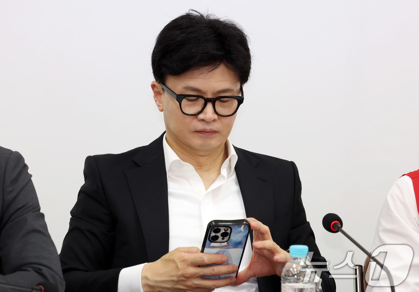 2024년 10월 10일 당시 한동훈 국민의힘 당대표가 인천시 강화군 강화문화원에서 열린 현장최고위원회에서 회의를 마치고 휴대폰을 확인하고 있는 모습. 2024.10.10/뉴스1 ⓒ News1 김명섭 기자