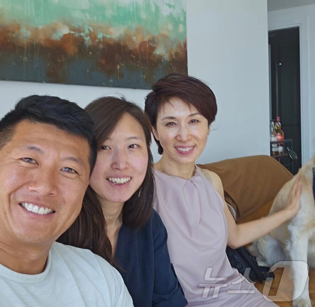 최태원 SK그룹 회장 차녀 민정씨&#40;가운데&#41;와 예비 신랑 케빈 황, 노소영 아트센터 나비 관장.&#40;노소영 관장 인스타그램&#41;