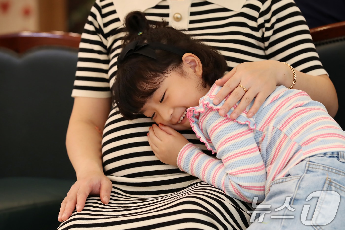 출산이 임박한 임산부와 그의 일곱 살 딸(사진은 기사 내용과 무관함) / 뉴스1 ⓒ News1