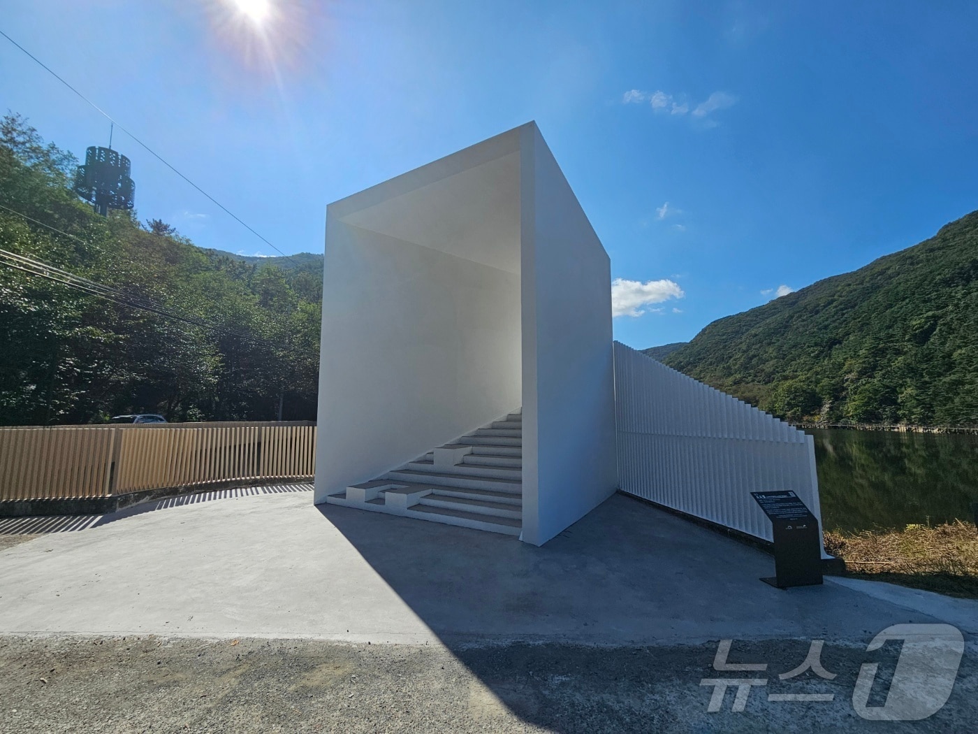 대구 수성구 내관지에 조성된 파빌리온.(대구 수성구 제공)