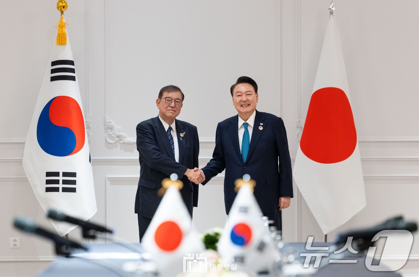 윤석열 대통령이 10일&#40;현지시간&#41; 라오스 비엔티안의 한 호텔에서 열린 한일 정상회담에서 이시바 시게루 일본 신임 총리와 악수하며 기념촬영을 하고 있다. &#40;대통령실 제공&#41; 2024.10.11/뉴스1 ⓒ News1 송원영 기자