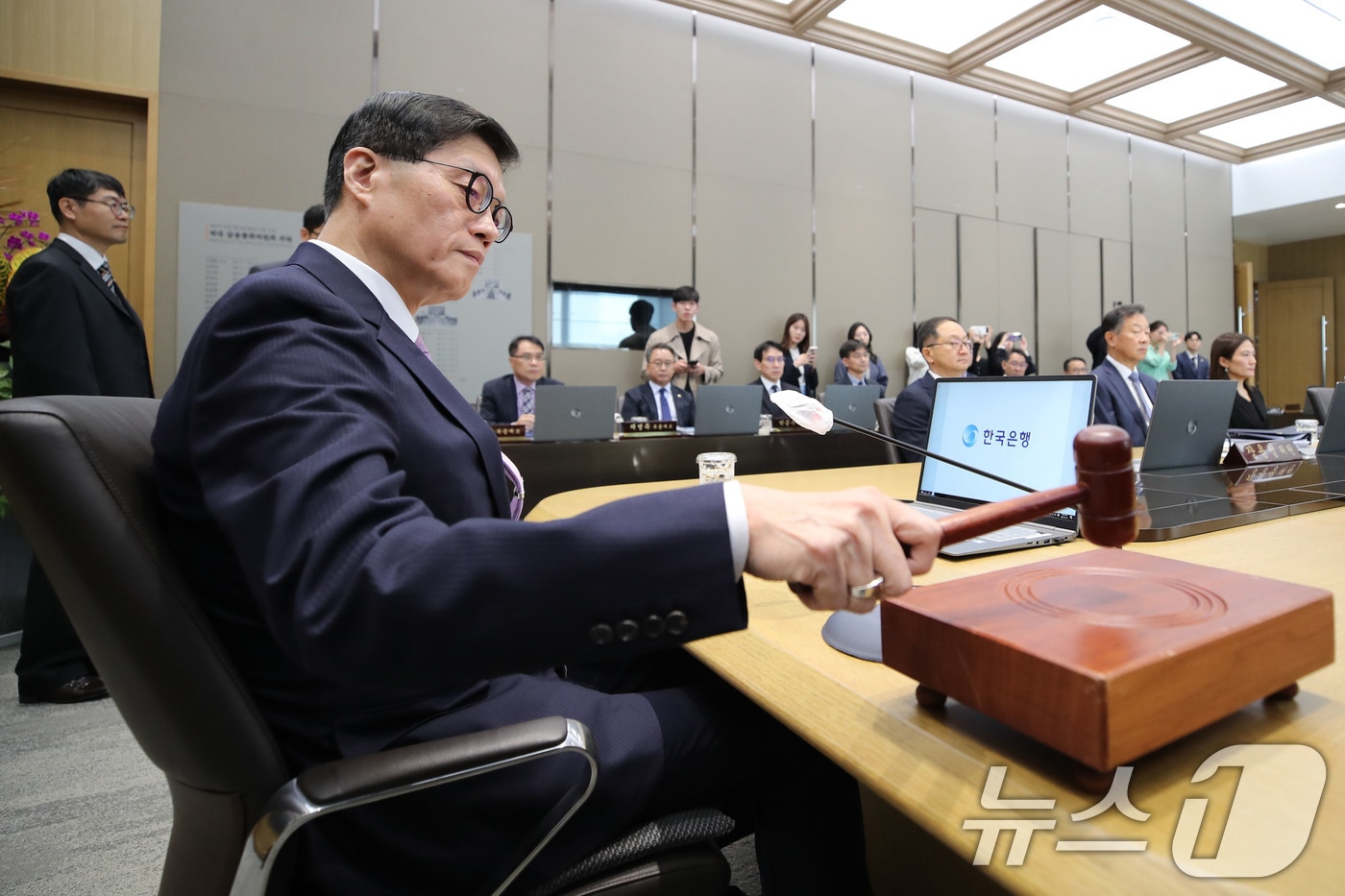 이창용 한국은행 총재가 11일 서울 중구 한국은행에서 열린 금융통화위원회에서 의사봉을 두드리고 있다. 2024.10.11/뉴스1 ⓒ News1 사진공동취재단