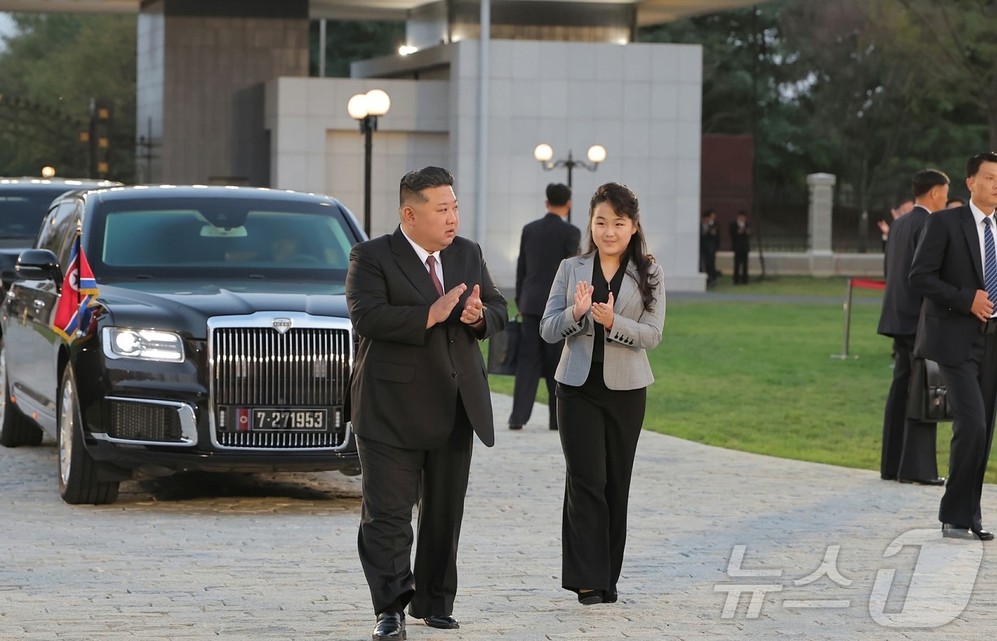 북한 노동당 기관지 노동신문은 11일 &#34;조선노동당 창건 79주년 경축공연이 10일 당 중앙간부학교에서 성대히 진행됐다＂며 공연에 참석한 김정은 당 총비서와 주애의 사진을 보도했다. 신문은 공연에 ＂주체혁명 위업 완수를 위한 영웅적 장로에서 우리 인민이 위대한 당을 우러러 터뜨린 노동당 송가들과 애국의 노래들이 올랐다＂라고 전했다. [국내에서만 사용가능. 재배포 금지. DB 금지. For Use Only in the Republic of Korea. Redistribution Prohibited] rodongphoto@news1.kr