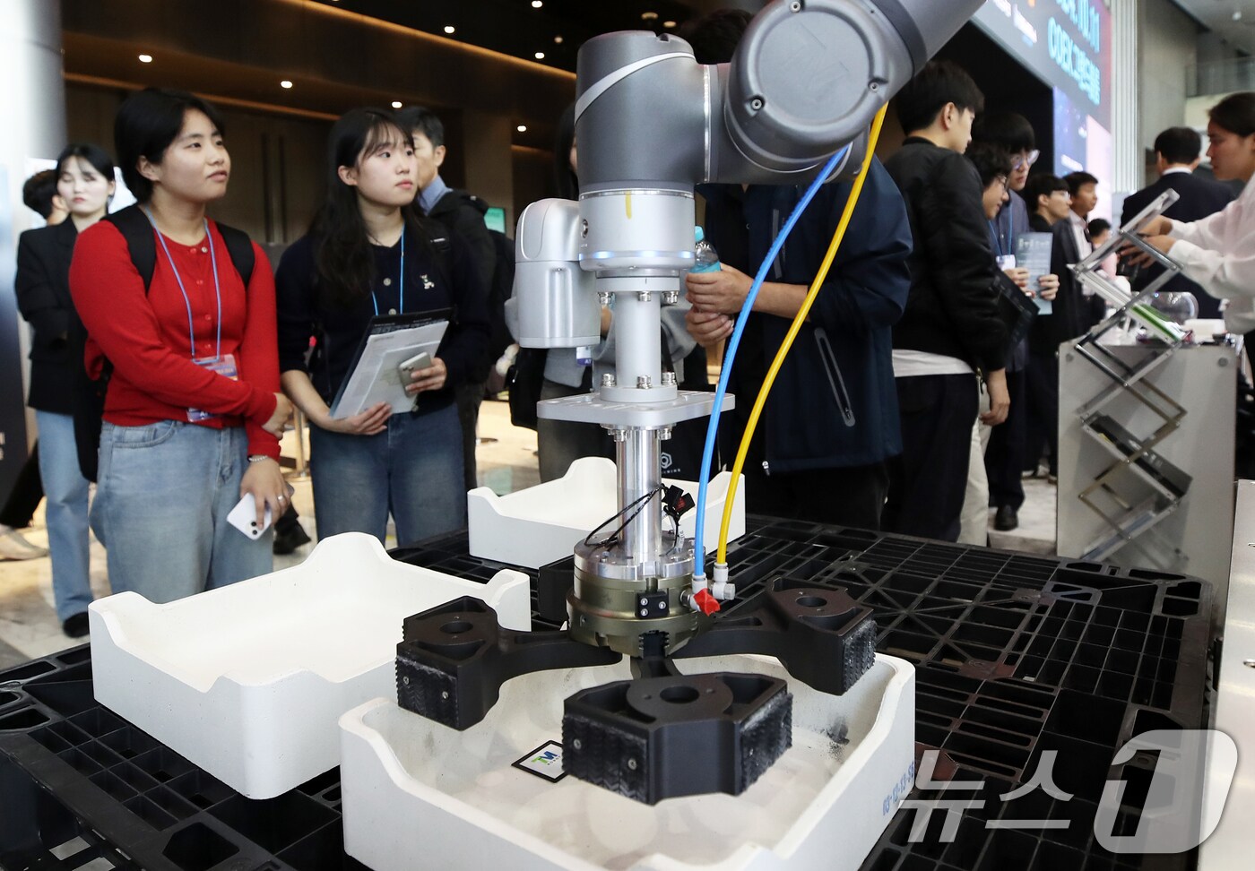 서울 강남구 코엑스 그랜드볼룸에서 열린 이차전지 소재·부품·장비·리사이클링 컨퍼런스 '배터리 코리아(BATTERY KOREA) 2024'에서 참관객들이 블럭나인 부스의 리튬이온 배터리 제조 공정을 살펴보고 있다. 2024.10.11/뉴스1 ⓒ News1 오대일 기자