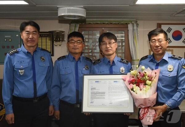 전남 완도해양경찰서 522함이 국제해사기구&#40;IMO&#41; 선정 &#39;2024년 바다의 의인상&#39; 장려상을 수상해 기념사진을 찍고 있다.&#40;완도해경 제공&#41;2024.10.11/뉴스1