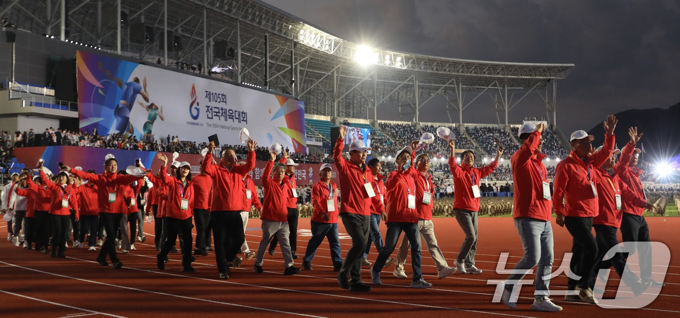 지난 11일 오후 경남 김해종합운동장에서 열린 제105회 전국체육대회 개회식에서 강원도 선수단이 입장하고 있다. . 2024.10.11/뉴스1 ⓒ News1 윤일지 기자