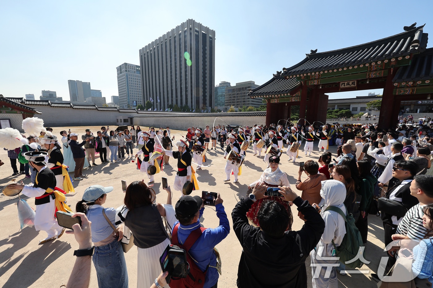 12일 오후 서울 종로구 경복궁에서 열린 2024 가을 궁중문화축전을 찾은 관광객들이 길놀이 공연을 관람하고 있다. 2024.10.12/뉴스1 ⓒ News1 장수영 기자