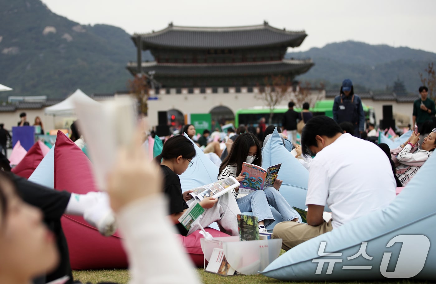 13일 오후 서울 종로구 광화문광장에 마련된 &#39;서울야외도서관 광화문책마당&#39;에서 시민들이 독서 삼매경에 빠져 있다. 한국 최초로 노벨문학상을 받은 작가 한강에 대한 관심과 독서를 &#39;힙하게&#39; 여기는 &#39;텍스트힙&#39;&#40;Text Hip&#41; 트렌드가 맞물려 대한민국 곳곳에 독서 열풍이 거세게 불고 있다. 2024.10.13/뉴스1 ⓒ News1 오대일 기자