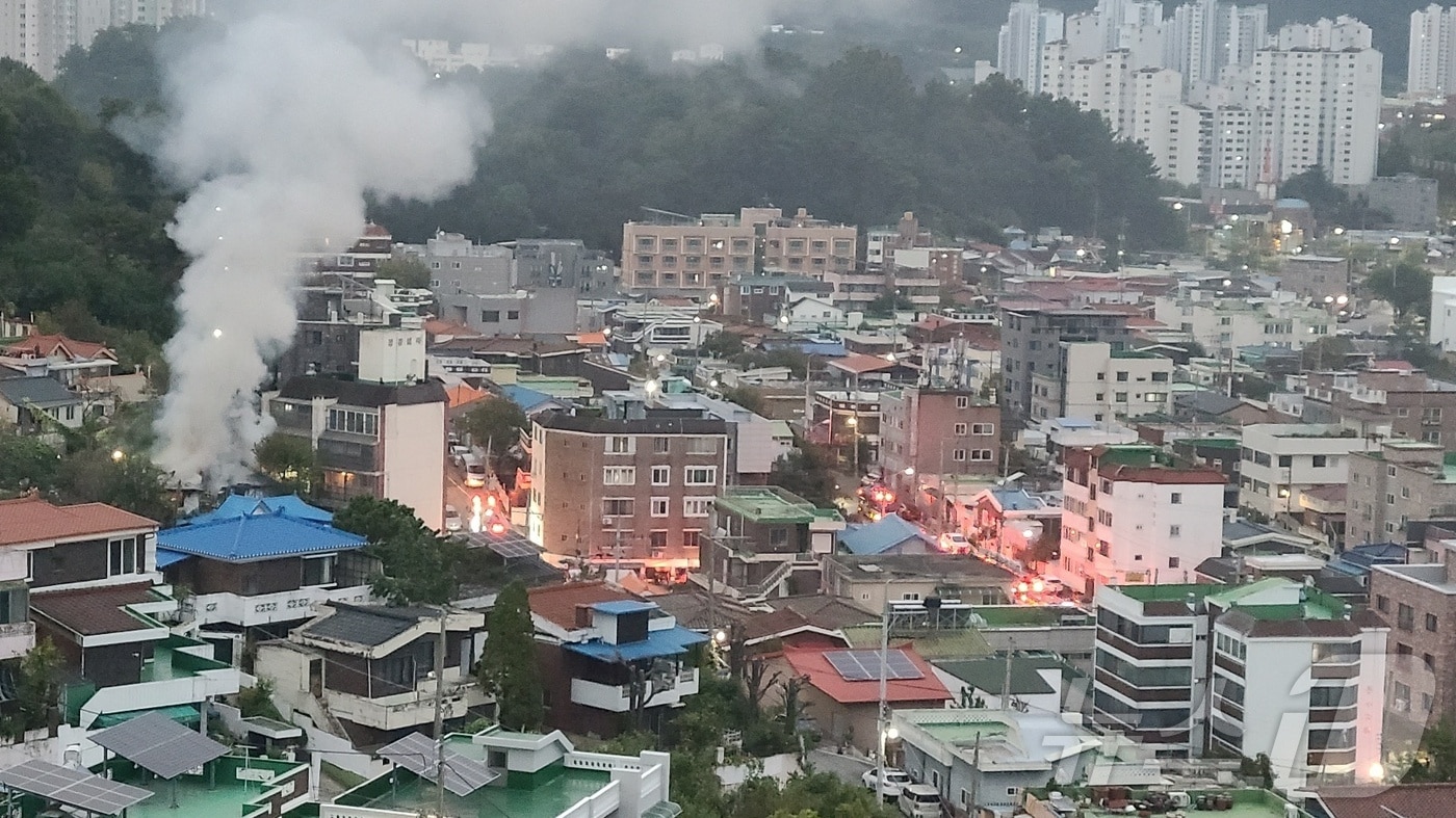 14일 오전 5시 42분 대전 동구 판암동에 있는 한 1층짜리 단독주택에서 불이 났다. &#40;독자 제공&#41;/뉴스1