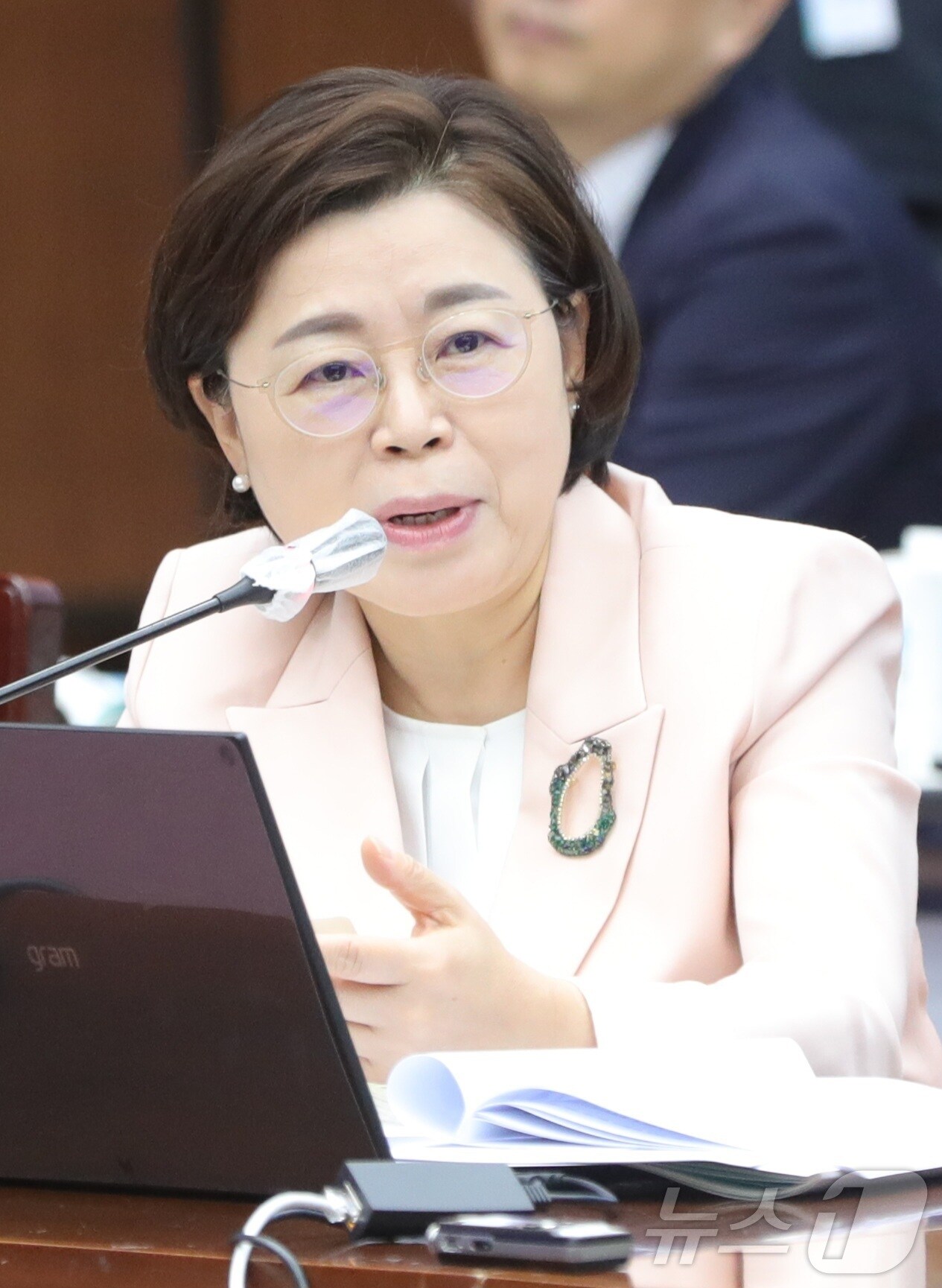 김정재 국민의힘 국회의원이 14일 전북자치도 전주시 전북도청 대회의실에서 열린 국회 국토교통위원회의 전북특별자치도청에 대한 국정감사에서 질의를 하고 있다. 2024.10.14/뉴스1 ⓒ News1 유경석 기자