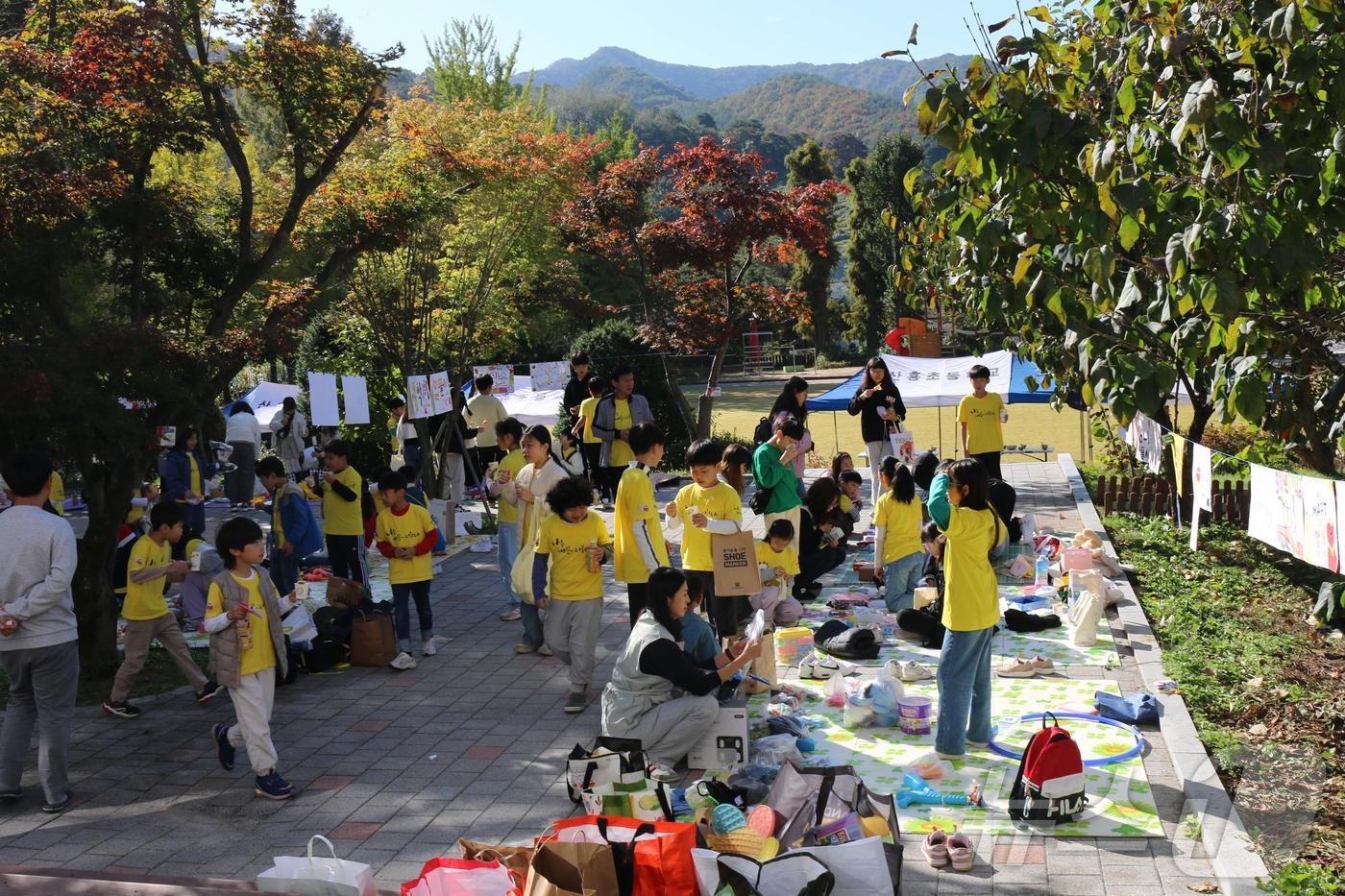 대전 산흥초등학교에서 지구를 살리고 이웃을 살리는 알뜰시장을 운영하고 있다. &#40;산흥초 제공&#41;/뉴스1