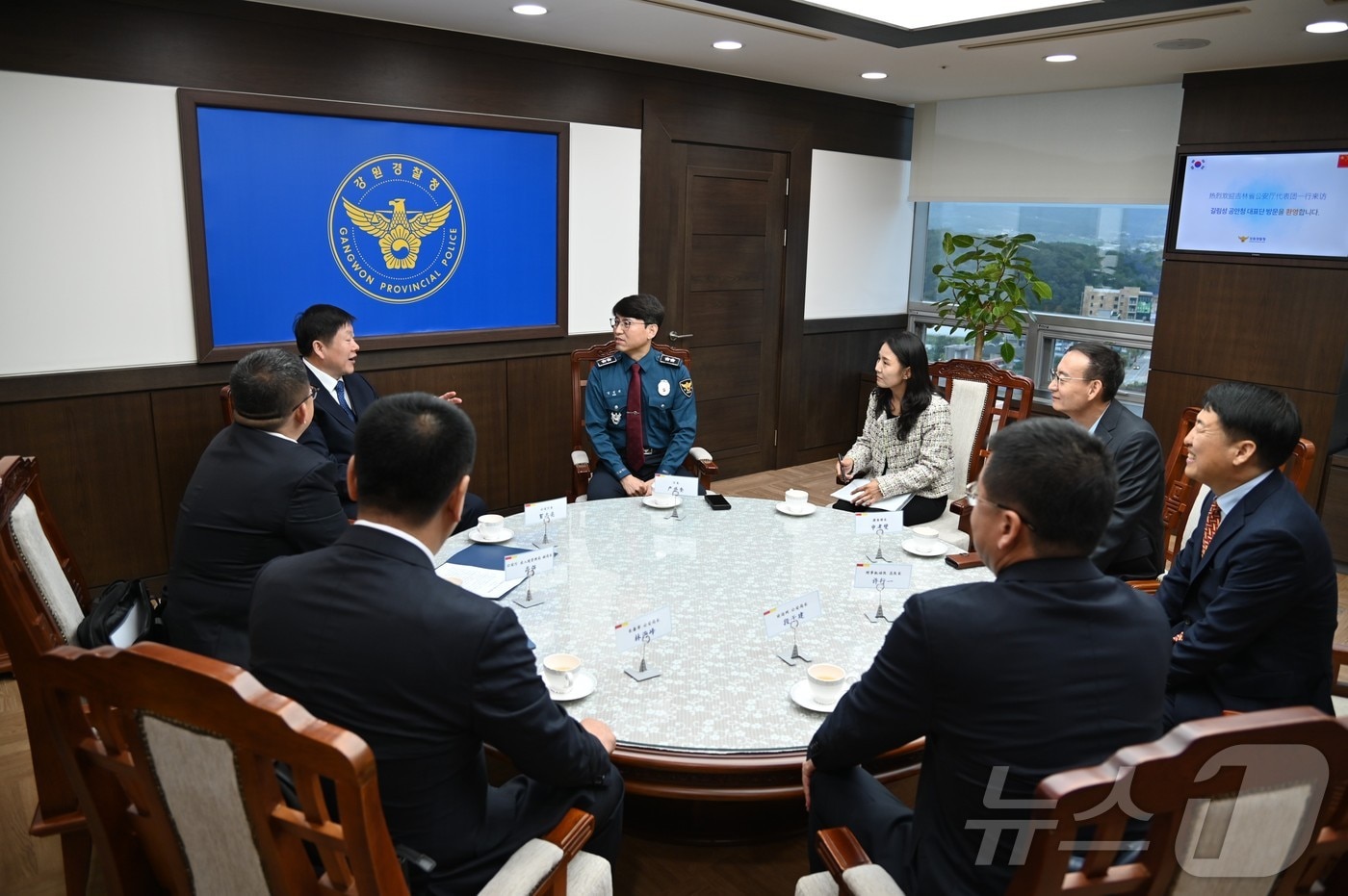 중국 길림성 공안청장을 단장으로 구성된 ‘길림성 공안청 대표단’이 3박 4일 일정으로 강원경찰청을 방문, 보이스피싱‧사이버범죄 등 초국경 범죄 수사에 적극 협력하기로 약속했다.