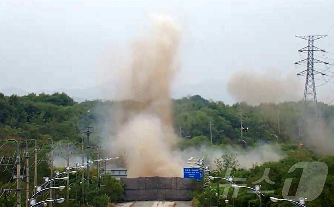 북한이 15일 동해선과 경의선의 남북 연결도로를 폭파했다. 우리 군은 북한의 도발적 행위에 대응 차원에서 군사분계선(MDL) 이남 지역에 대응사격을 실시했다. 합동참모본부는 "북한군은 15일 정오쯤 경의선 및 동해선 일대에서 연결도로 차단 목적(추정)의 폭파 행위를 자행했다"라며 "현재는 중장비를 투입해 추가 작업을 진행 중"이라고 밝혔다. 사진은 이날 합참이 공개한 남북 연결도로 폭파 모습. (합동참모본부 제공) 2024.10.15/뉴스1