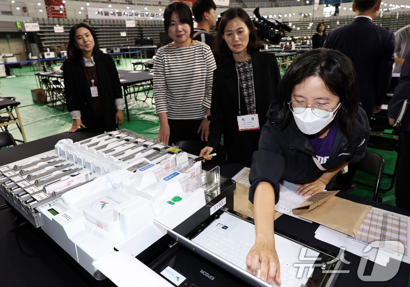 10·16 재보궐선거를 하루 앞둔 15일 오후 서울 송파구 올림픽핸드볼경기장에 마련된 서울시교육감 보궐선거 개표소에서 관계자들이 투표지분류기 등을 점검하고 있다. 2024.10.15/뉴스1 ⓒ News1 구윤성 기자