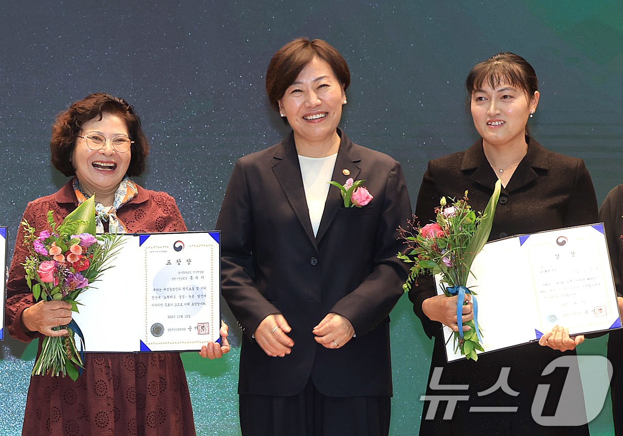 사진은 지난해 열린 제3회 여성농업인의 날 기념행사에서 송미령 농림축산식품부 장관이 수상자들과 기념 촬영을 하고 있는 모습. (농림축산식품부 제공) 2024.10.15/뉴스1 ⓒ News1 박지혜 기자