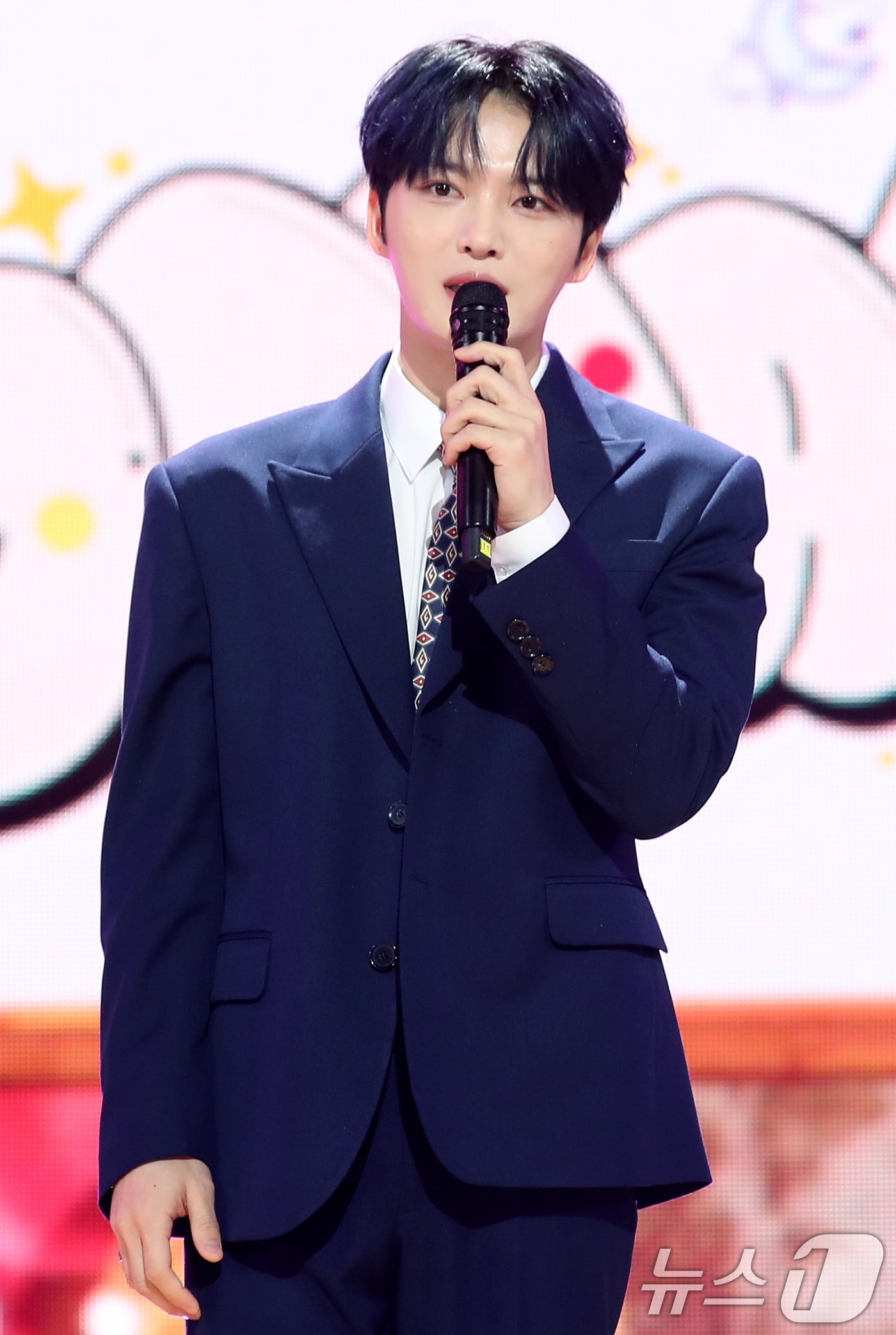 가수 김재중이 15일 서울 강서구 등촌동 SBS 공개홀에서 열린 그룹 세이마이네임 첫 번째 미니앨범 ‘SAY MY NAME(세이 마이 네임)’ 발매 기념 쇼케이스에서 자신이 직접 제작한 세이마이네임을 응원하고 있다. 2024.10.15./뉴스1 ⓒ News1 권현진 기자