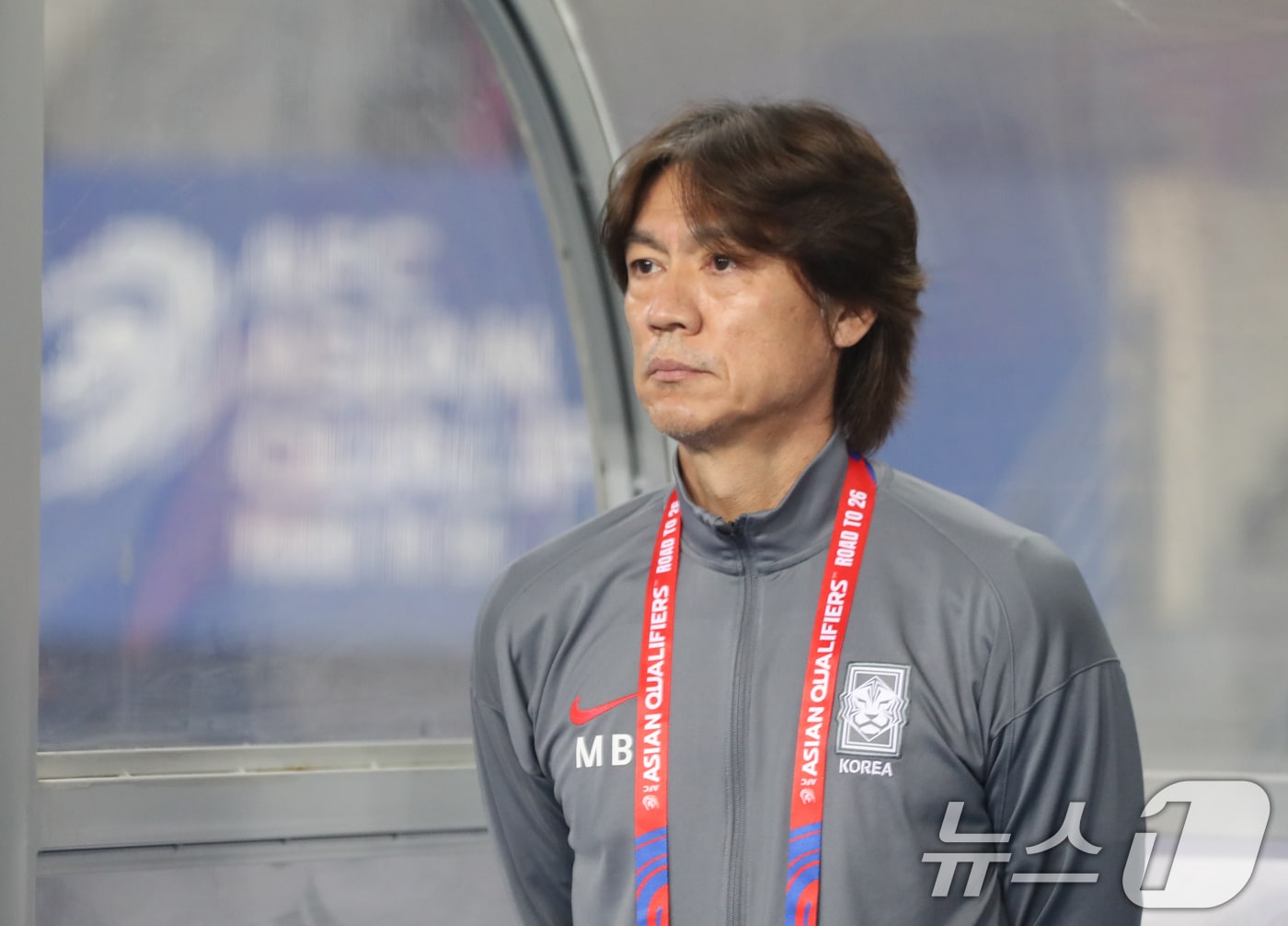 15일 오후 경기 용인시 처인구 용인미르스타디움에서 열린 2026 국제축구연맹(FIFA) 북중미 월드컵 아시아 3차 예선 B조 4차전 대한민국과 이라크의 경기, 대한민국 홍명보 감독이 그라운드를 지켜보고 있다. 2024.10.15/뉴스1 ⓒ News1 김영운 기자