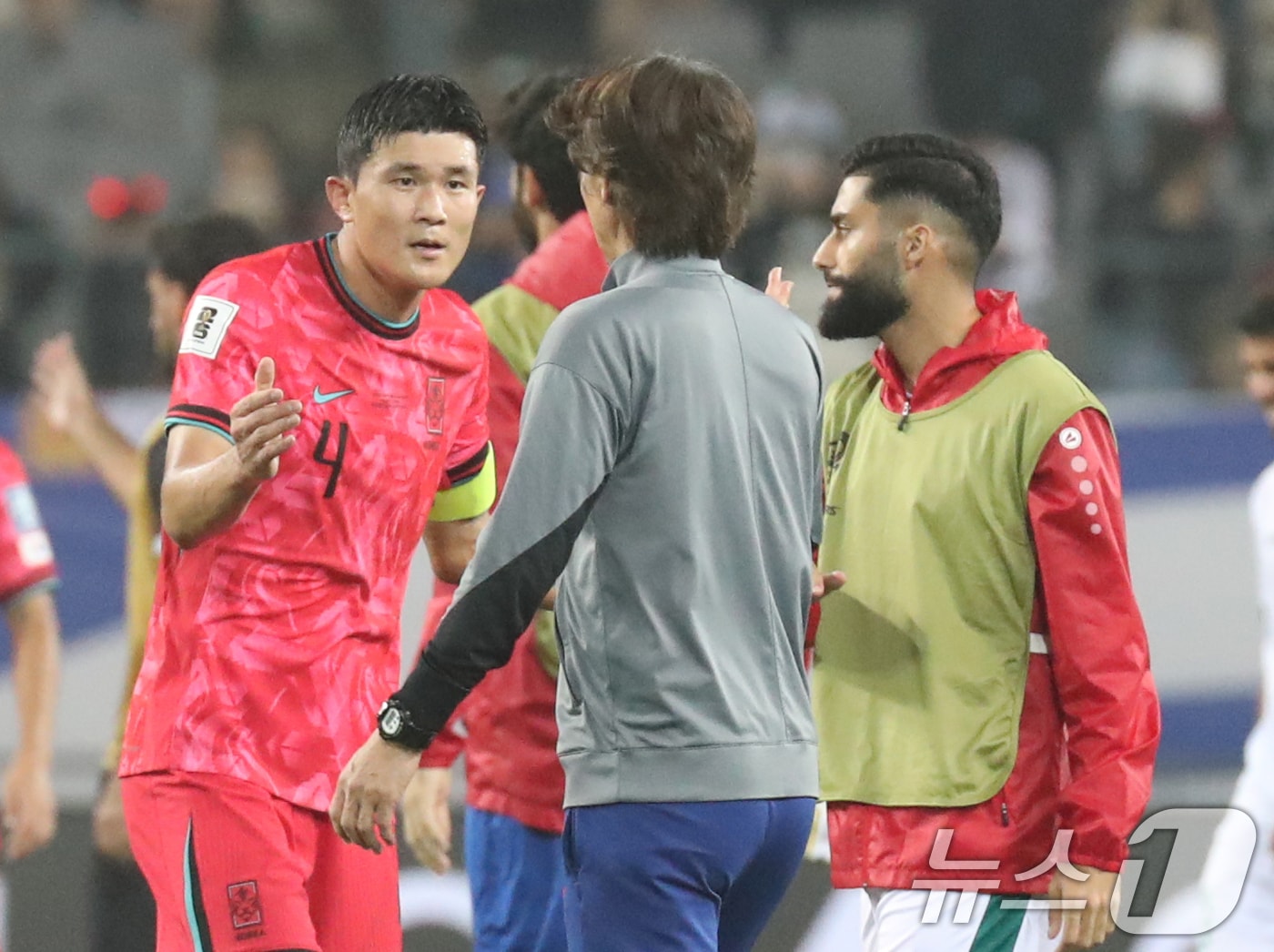 지난 10월 15일 오후 경기 용인시 처인구 용인미르스타디움에서 열린 2026 국제축구연맹&#40;FIFA&#41; 북중미 월드컵 아시아 3차 예선 B조 4차전 대한민국과 이라크의 경기, 3대2으로 승리를 거둔 대한민국 홍명보 감독과 김민재가 기뻐하고 있다. 2024.10.15/뉴스1 ⓒ News1 김영운 기자