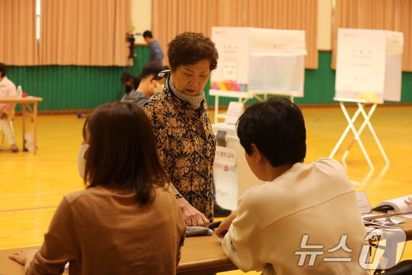 10·16 재보궐선거일인 16일 오전 전남 영광군 영광공업고등학교에 마련된 투표소에서 군민들이 소중한 한 표를 행사하기 위해 신원확인을 하고 있다. 2024.10.16/뉴스1 ⓒ News1 박지현 기자