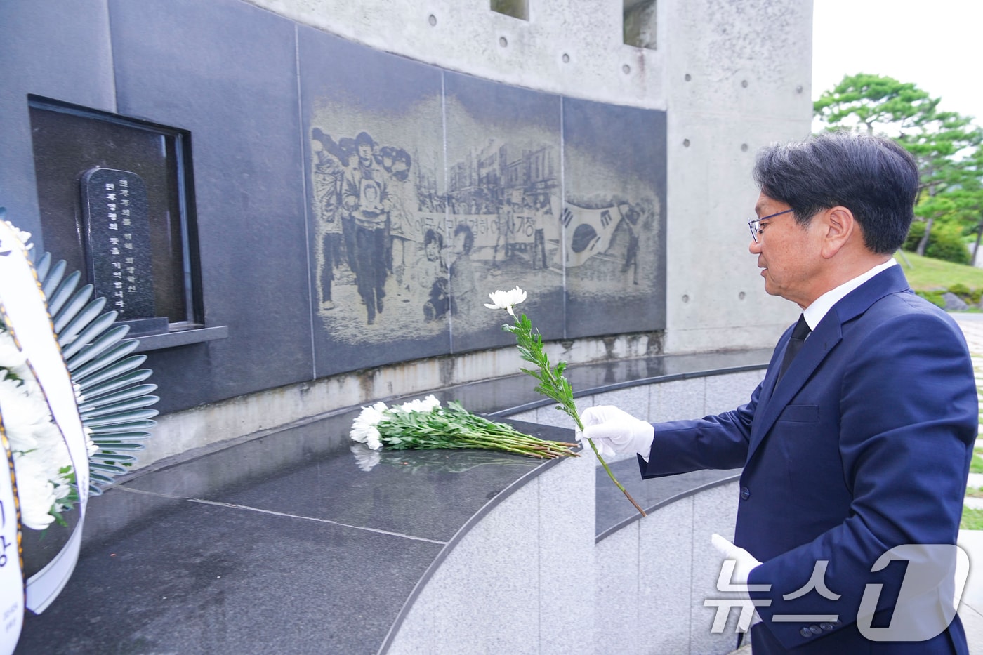 강기정 광주시장 부산민주공원 넋기림마당 참배.&#40;광주시 제공&#41;/뉴스1 