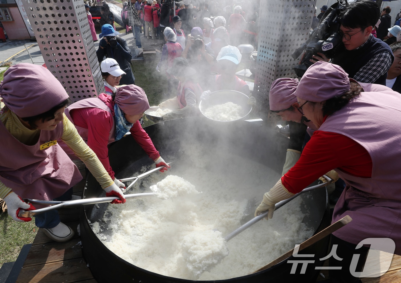 지난해 이천시 모가면 이천농업테마공원에서 행사 관계자들이 2000인분 가마솥 밥을 푸고 있는 모습. 2024.10.16/뉴스1 ⓒ News1 김영운 기자