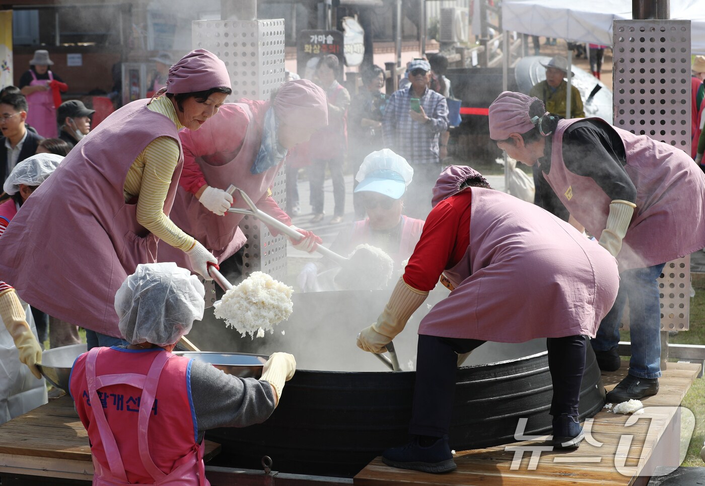 ‘제23회 이천쌀문화축제’가 개막한 16일 오후 경기 이천시 모가면 이천농업테마공원에서 행사 관계자들이 2000인분 가마솥 밥을 푸고 있다. 2024.10.16/뉴스1 ⓒ News1 김영운 기자