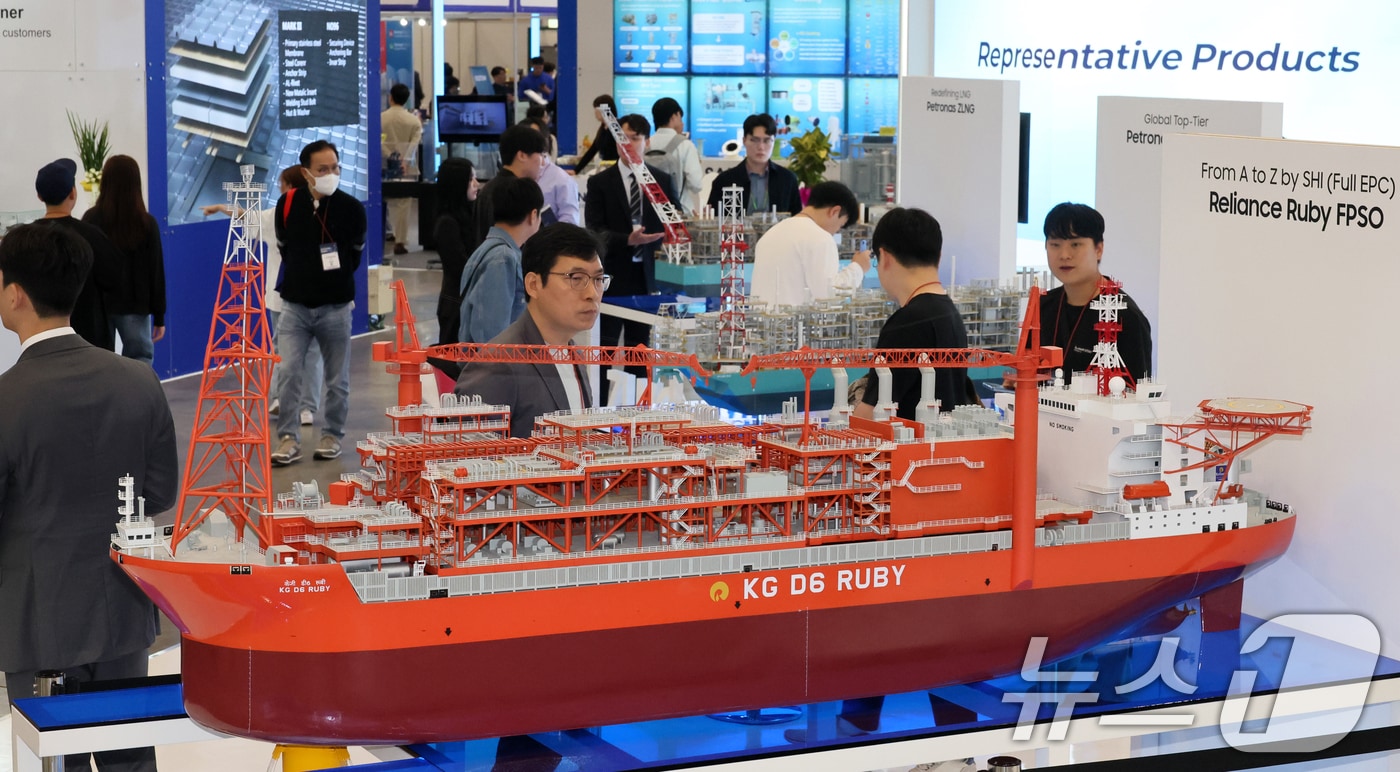 부산 해운대구 벡스코 제1전시장에서 열린 2024 국제해양플랜트 전시회(OFFSHORE KOREA 2024)에서 관람객들이 삼성중공업 부스를 찾아 다양한 해양플랜트 선박 모형을 살펴보고 있다.  (자료사진) 2024.10.16/뉴스1 ⓒ News1 윤일지 기자