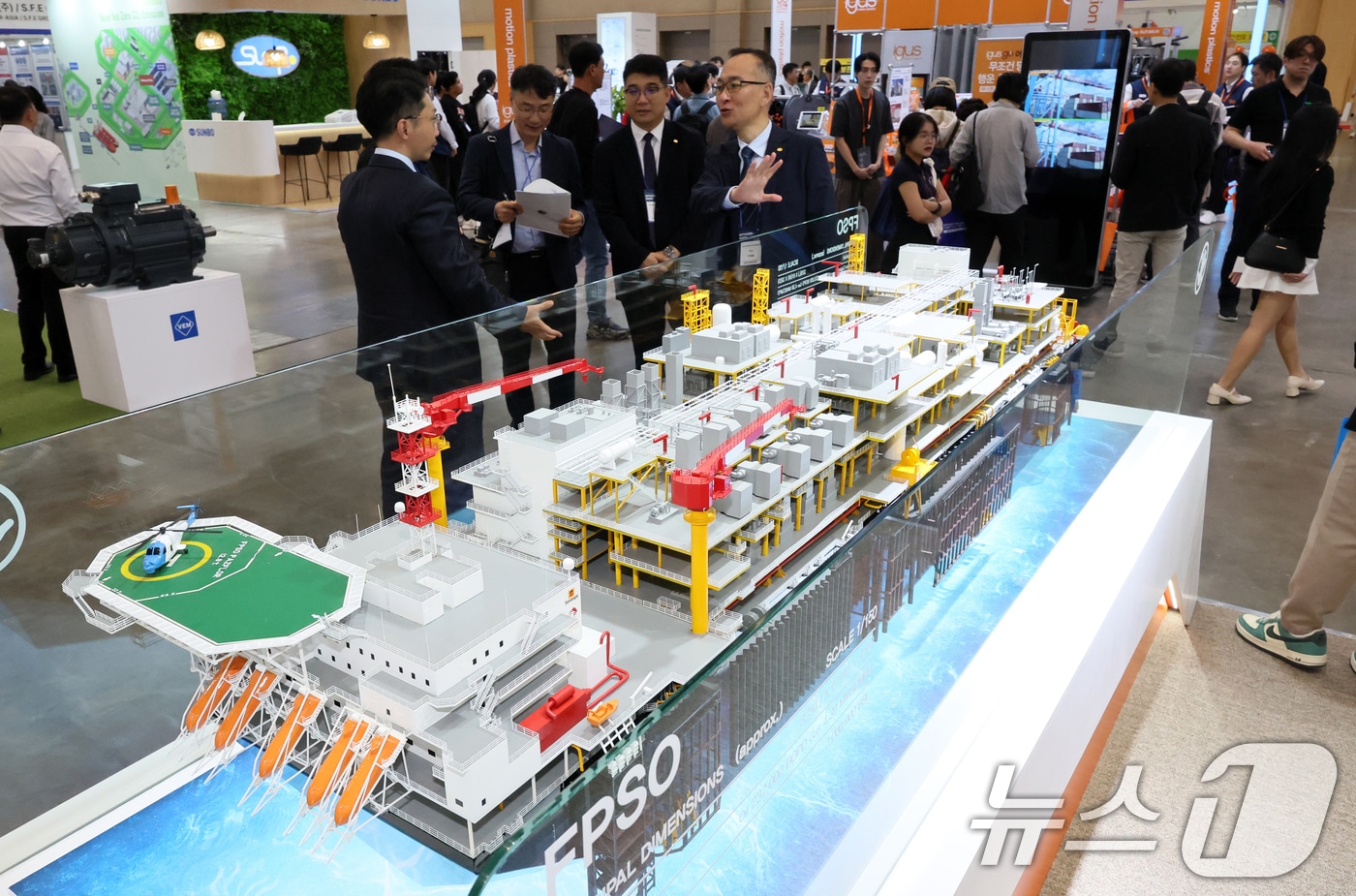 16일 부산 해운대구 벡스코 제1전시장에서 열린 2024 국제해양플랜트 전시회(OFFSHORE KOREA 2024)에서 관람객들이 한화오션 부스를 찾아 다양한 해양플랜트 선박 모형을 살펴보고 있다.  2024.10.16/뉴스1 ⓒ News1 윤일지 기자