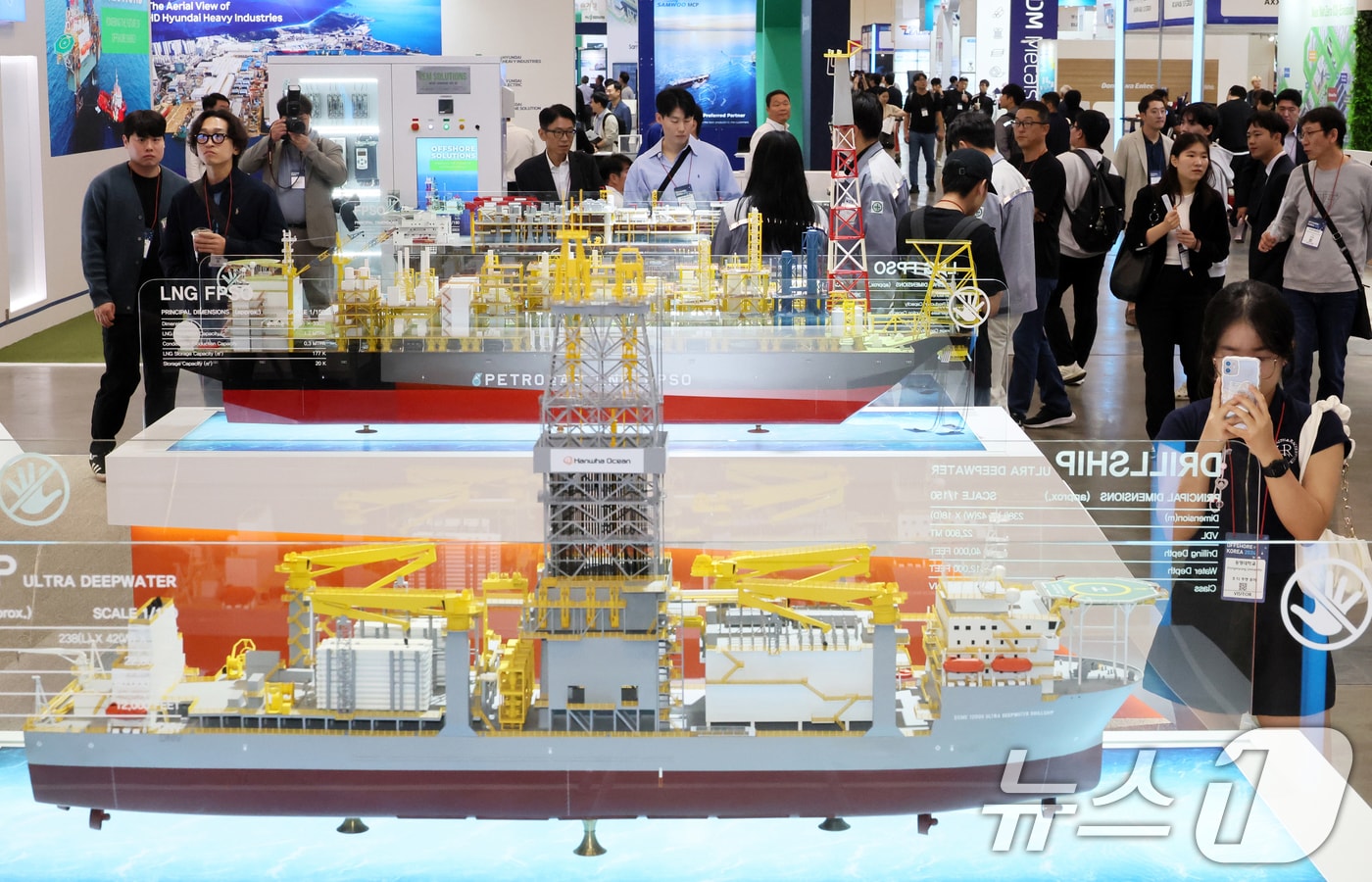 16일 부산 해운대구 벡스코 제1전시장에서 열린 2024 국제해양플랜트 전시회&#40;OFFSHORE KOREA 2024&#41;에서 관람객들이 한화오션 부스를 찾아 다양한 해양플랜트 선박 모형을 살펴보고 있다. .2024.10.16/뉴스1 ⓒ News1 윤일지 기자