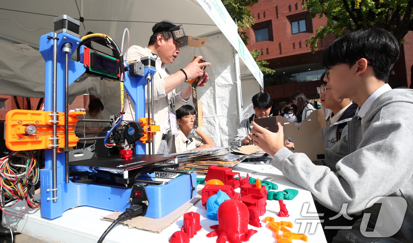 2024 청소년 진로직업 박람회를 찾은 청소년들이 가상현실 VR 큐브 제작 체험을 하고 있다. /뉴스1 ⓒ News1 오대일 기자