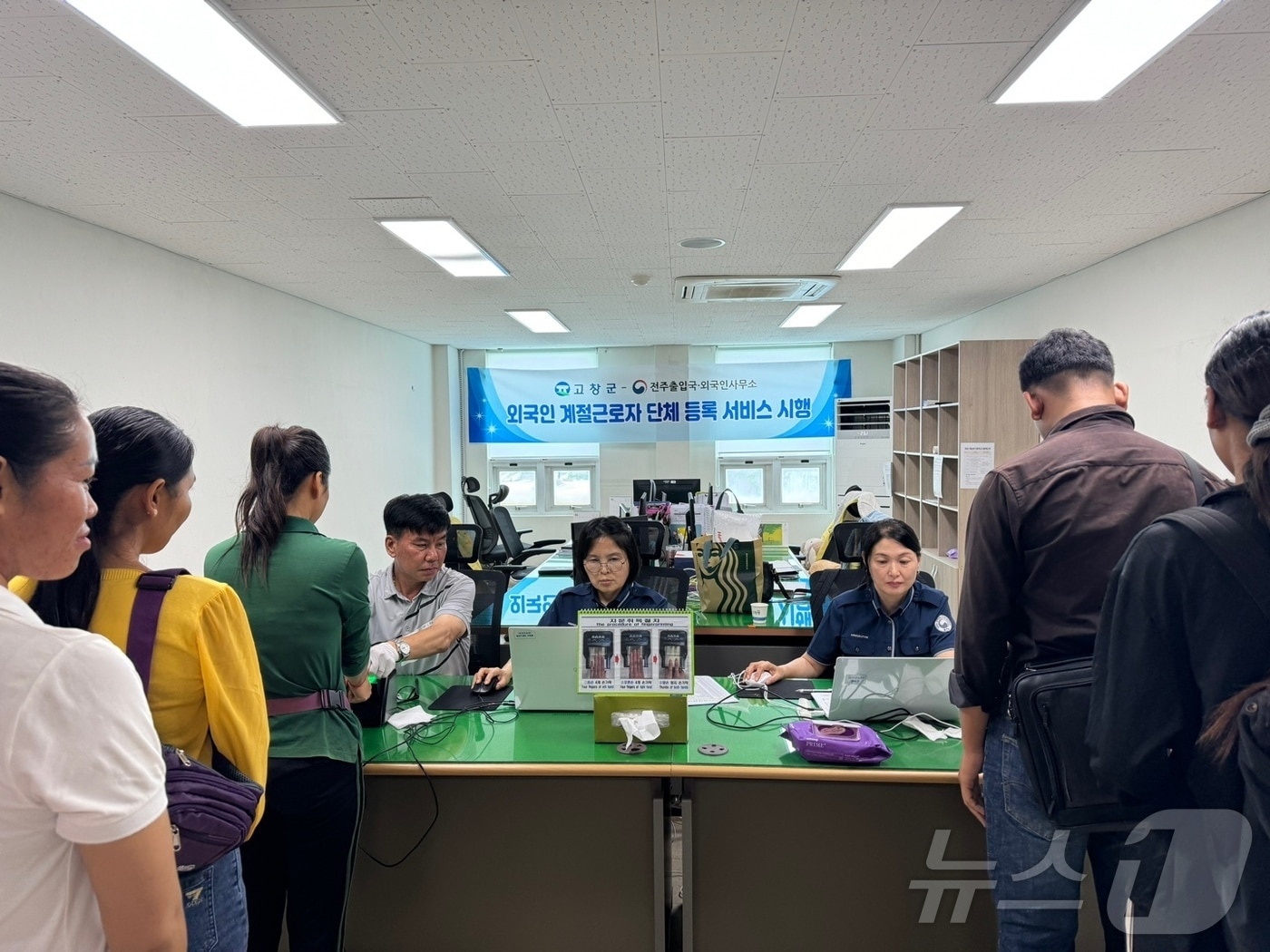고창군이 농가와 외국인계절근로자들을 위한 등록 대행 서비스를 운영해 큰 호응을 얻고 있다.(고창군 제공)2024.10.16/뉴스1