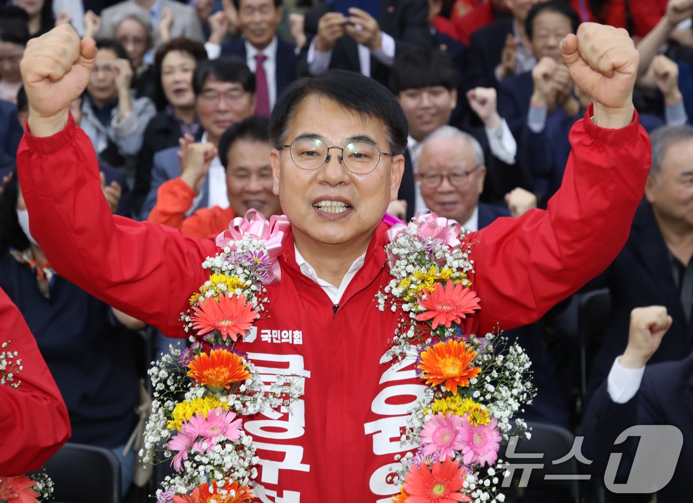 윤일현 국민의힘 금정구청장 보궐선거 후보가 16일 오후 부산 금정구 자신의 선거사무소에서 당선이 유력하게 되자 꽃목걸이를 목에 걸고 환호하고 있다. 2024.10.16/뉴스1 ⓒ News1 윤일지 기자