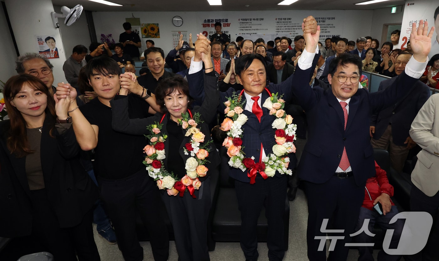 박용철 국민의힘 10&bull;16 인천시 강화군수 보궐선거 후보가 16일 오후 강화군 강화읍 선거사무소에서 당선이 확실시 되자 배준영 국민의힘 인천 중구강화군옹진군 국회의원, 가족들과 함께 만세를 하고 있다. 2024.10.16/뉴스1 ⓒ News1 김명섭 기자