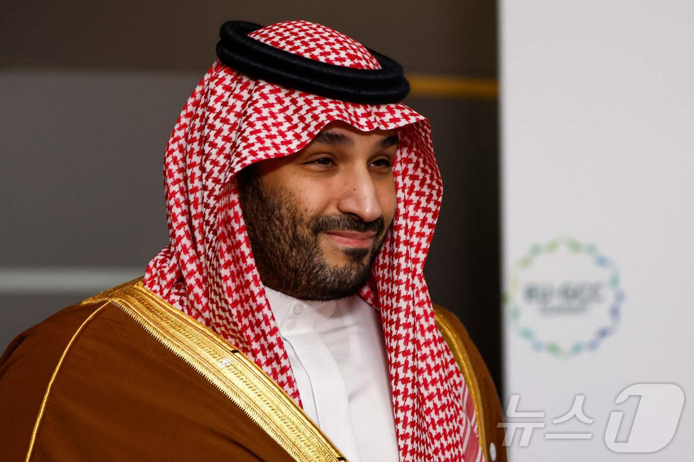 빈 살만, 韓·日 게임사 지분 한 바구니에...오일머니 입김 커지나 - 뉴스 썸네일 이미지