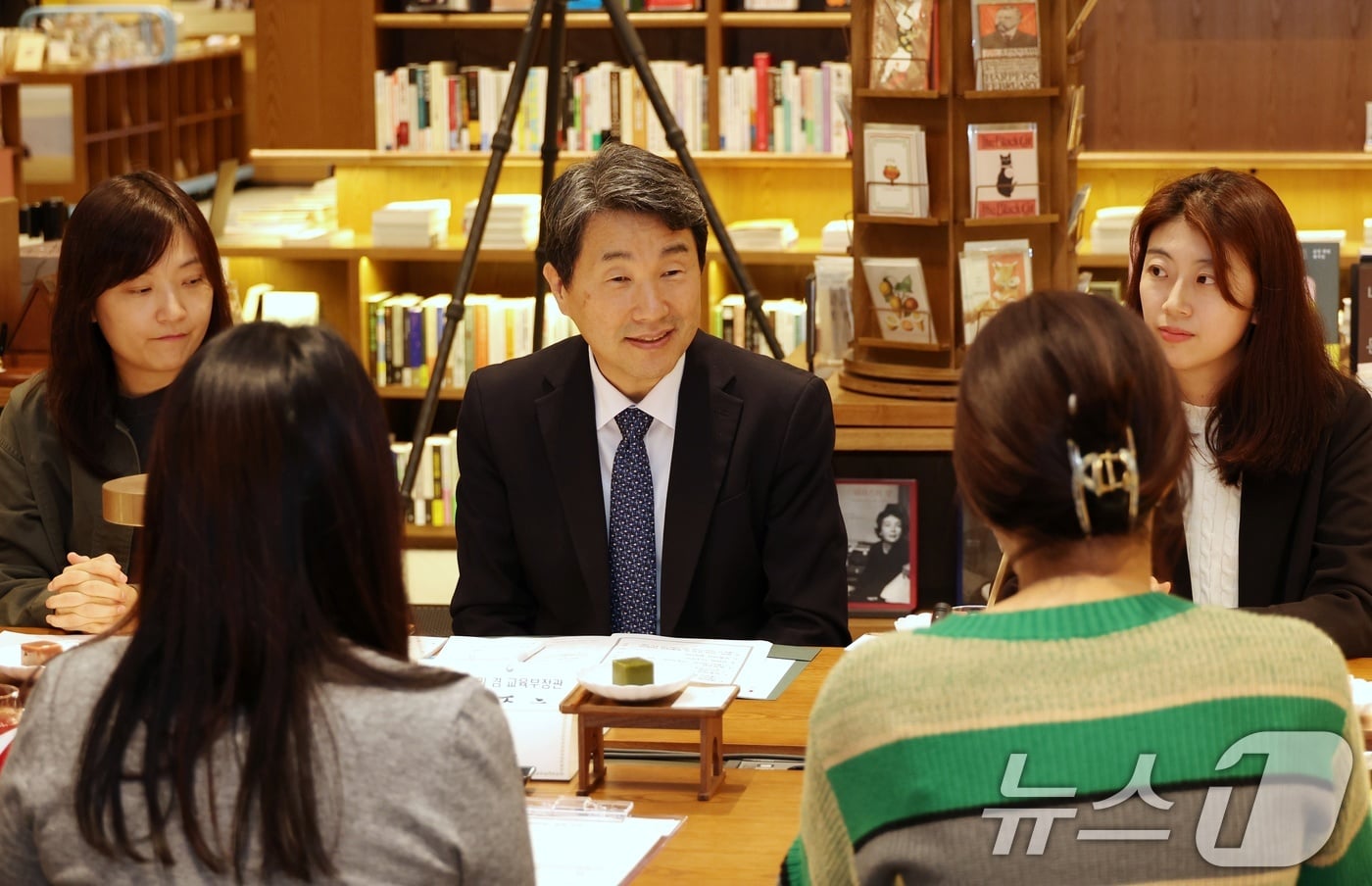 함께차담호에서 대화를 나누는 이주호 사회부총리 겸 교육부 장관. (교육부 제공) /뉴스1