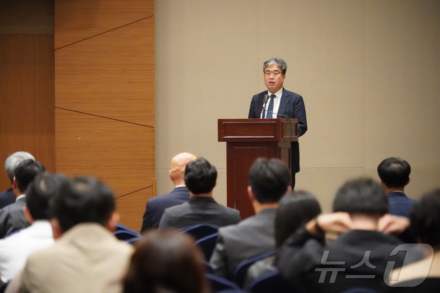 임상섭 산림청장이 &#39;2024년 한국목재공학회 추계학술발표대회&#39;에 참석해 인사말을 하고 있다.&#40;산림청 제공&#41;/뉴스1   