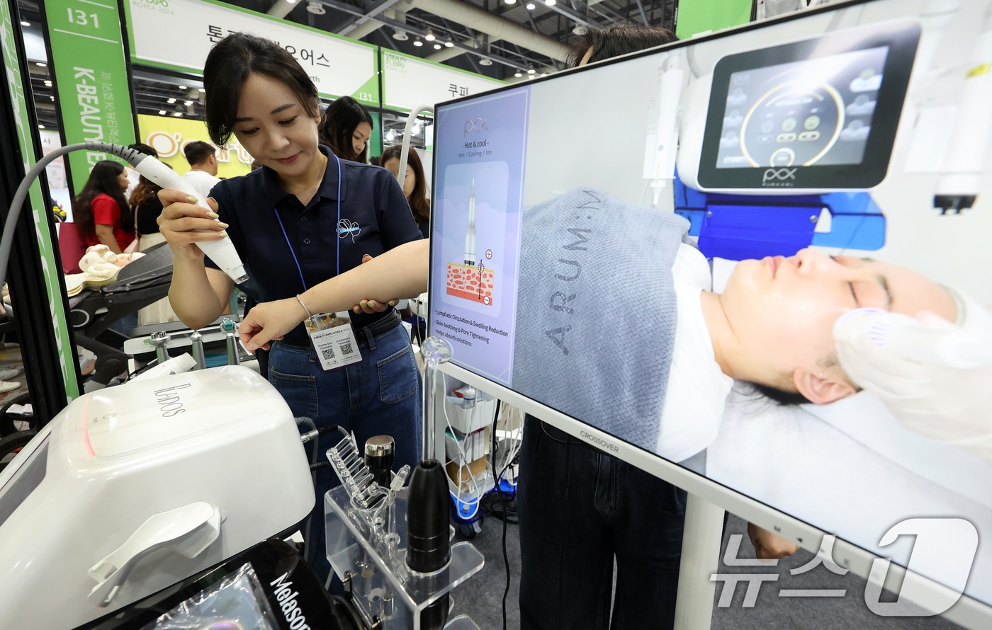 17일 오후 경기 고양시 킨텍스에서 열린 2024 K-뷰티 엑스포 코리아에서 관계자가 피부미용 시연을 선보이고 있다. 2024.10.17/뉴스1 ⓒ News1 이동해 기자