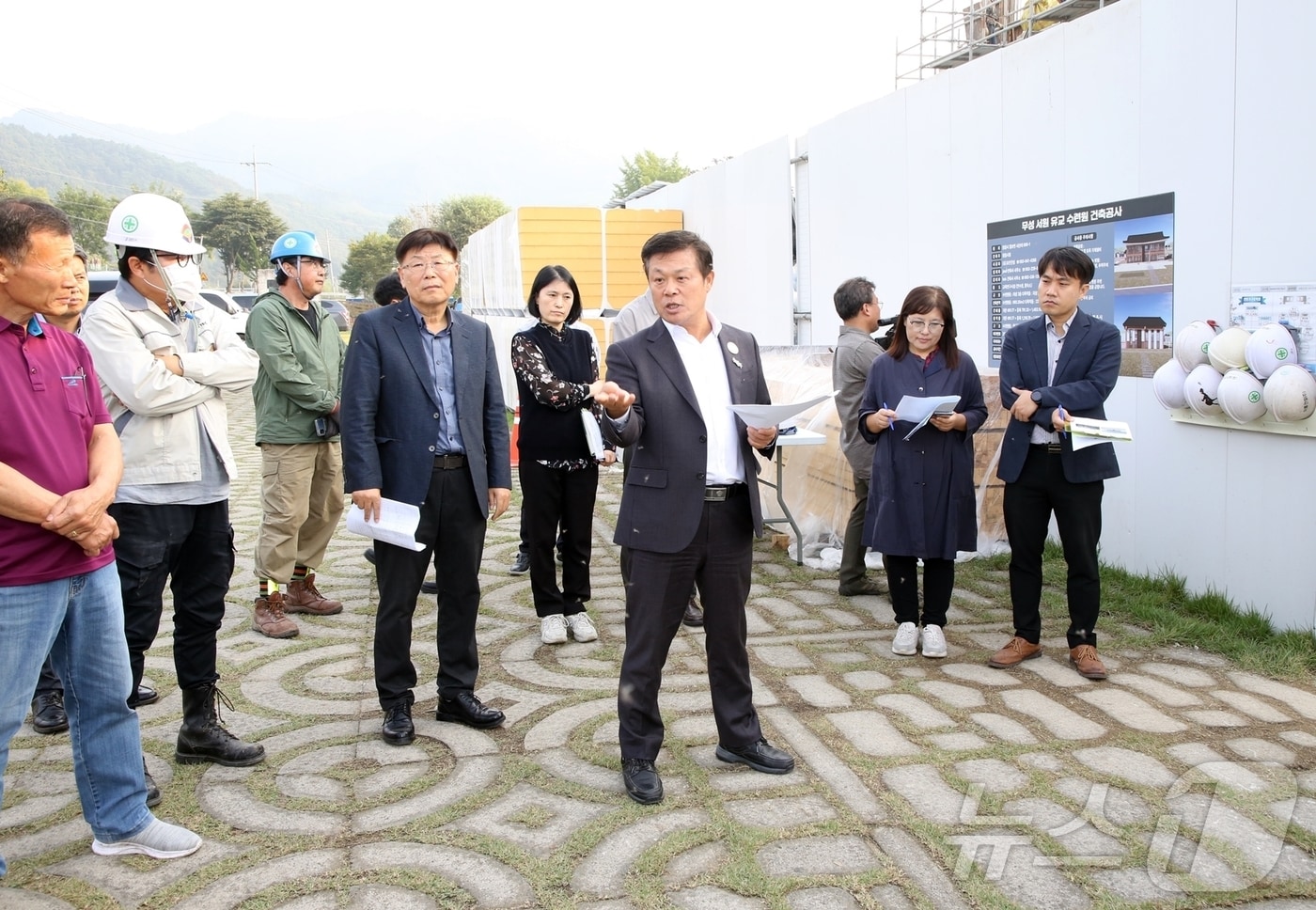 이학수 정읍시장이 현장 방문으로 당현마을~체육공원 연결도로, 솔티생태관광 방문자센터 등 4개 사업장을 방문해 추진 상황을 점검했다&#40;정읍시 제공&#41;2024.10.17/뉴스1