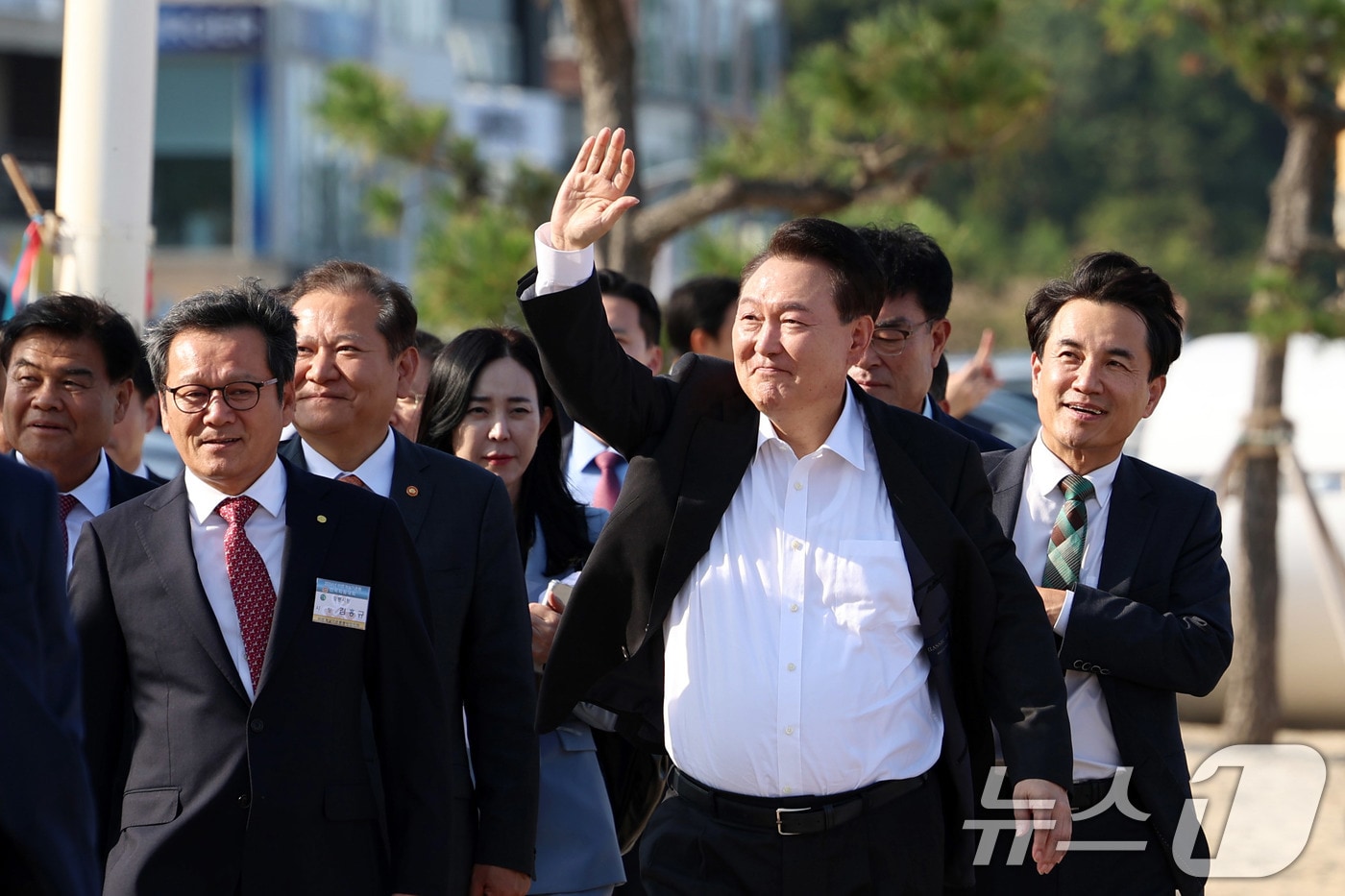윤석열 대통령이 17일 강원도 강릉시 강문해변에서 시민들에게 손을 흔들어 인사하고 있다. (대통령실 제공) 2024.10.17/뉴스1 ⓒ News1 박지혜 기자