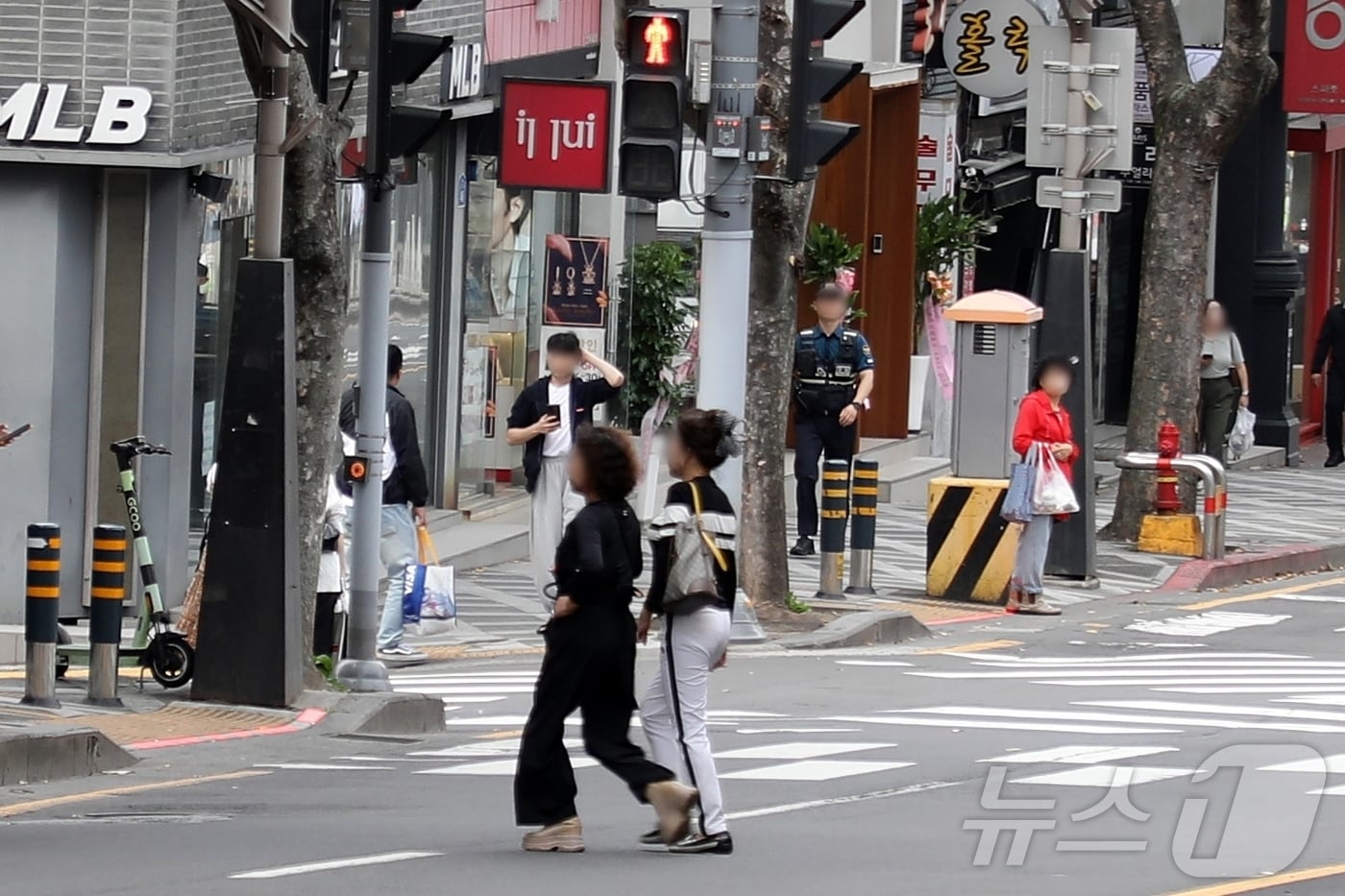 지난해 10월17일 오후 제주시 연동 누웨마루 일대에서 기초질서 확립을 위한 홍보 및 단속이 전개된 가운데 시민 2명이 무단횡단을 하고 있다.2024.10.17/뉴스1 ⓒ News1 홍수영 기자