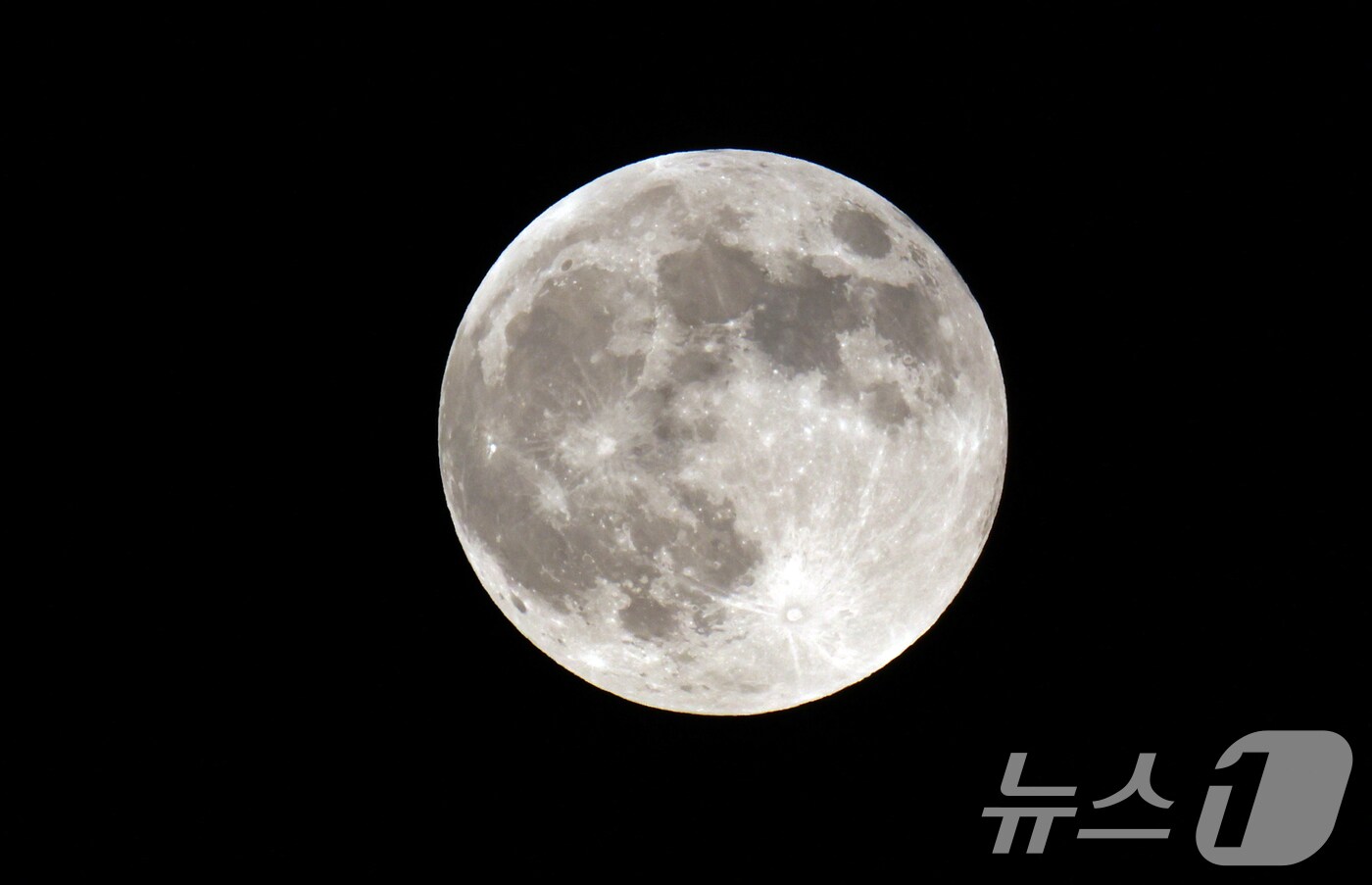 보름달의 모습./뉴스1 ⓒ News1 김명섭 기자