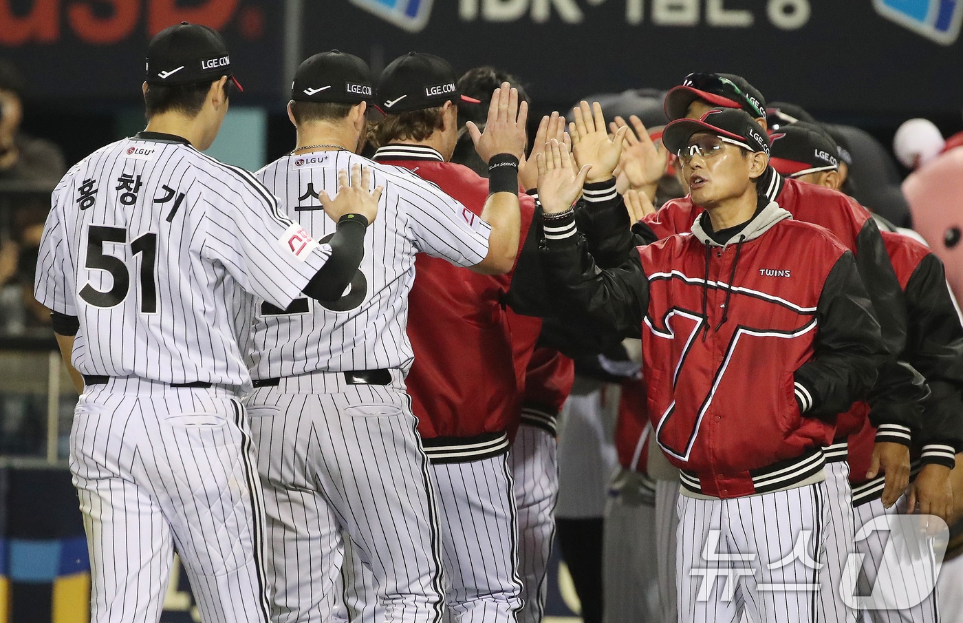 17일 오후 서울 송파구 잠실야구장에서 열린 프로야구 &#39;2024 신한 SOL 뱅크 KBO 포스트시즌&#39; 플레이오프 3차전 삼성 라이온즈와 LG 트윈스의 경기에서 LG 염경엽 감독이 선수들과 하이파이브를 나누고 있다. 이날 경기는 LG가 삼성을 상대로 1-0으로 승리했다. 2024.10.17/뉴스1 ⓒ News1 임세영 기자