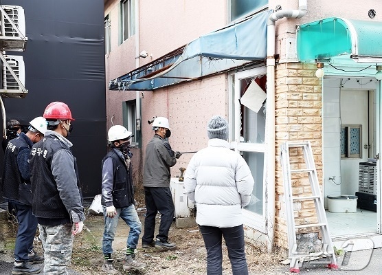 파주시가 지난 14~15일 양일간에 걸처 용주골의 불법건축물 4개동에 대해 강제 철거를 진행했다. (파주시 제공)