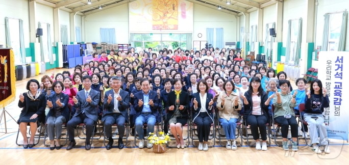 18일 전북도립여성중고를 찾은 서거석 교육감이 학생들과 함께 기념촬영을 하고 있다.&#40;전북교육청 제공&#41;/뉴스1