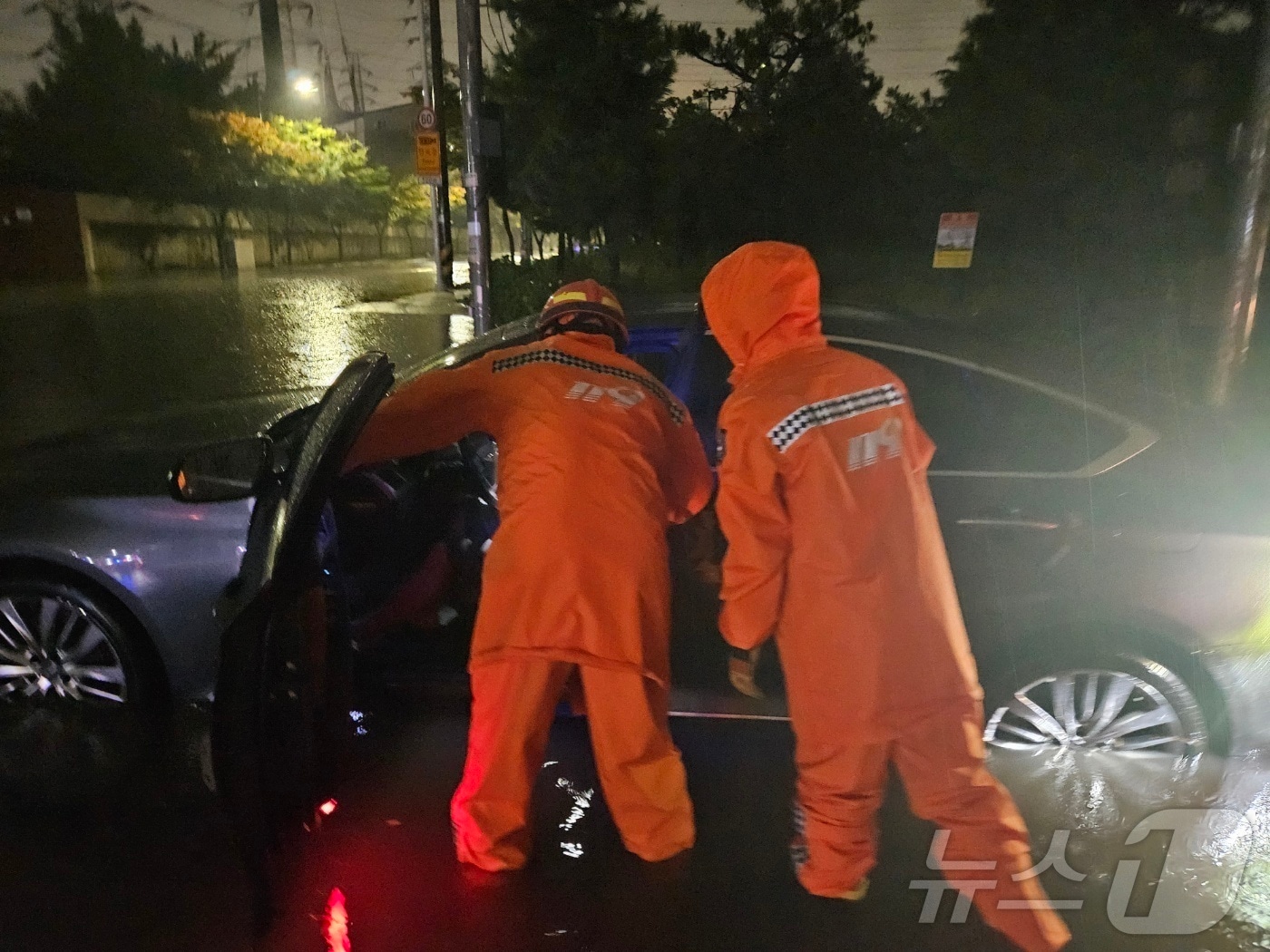 전날 밤 사이 울산지역에 호우경보가 내려져 관련 피해 신고가 19건 접수됐다.&#40;울산 소방 제공&#41;